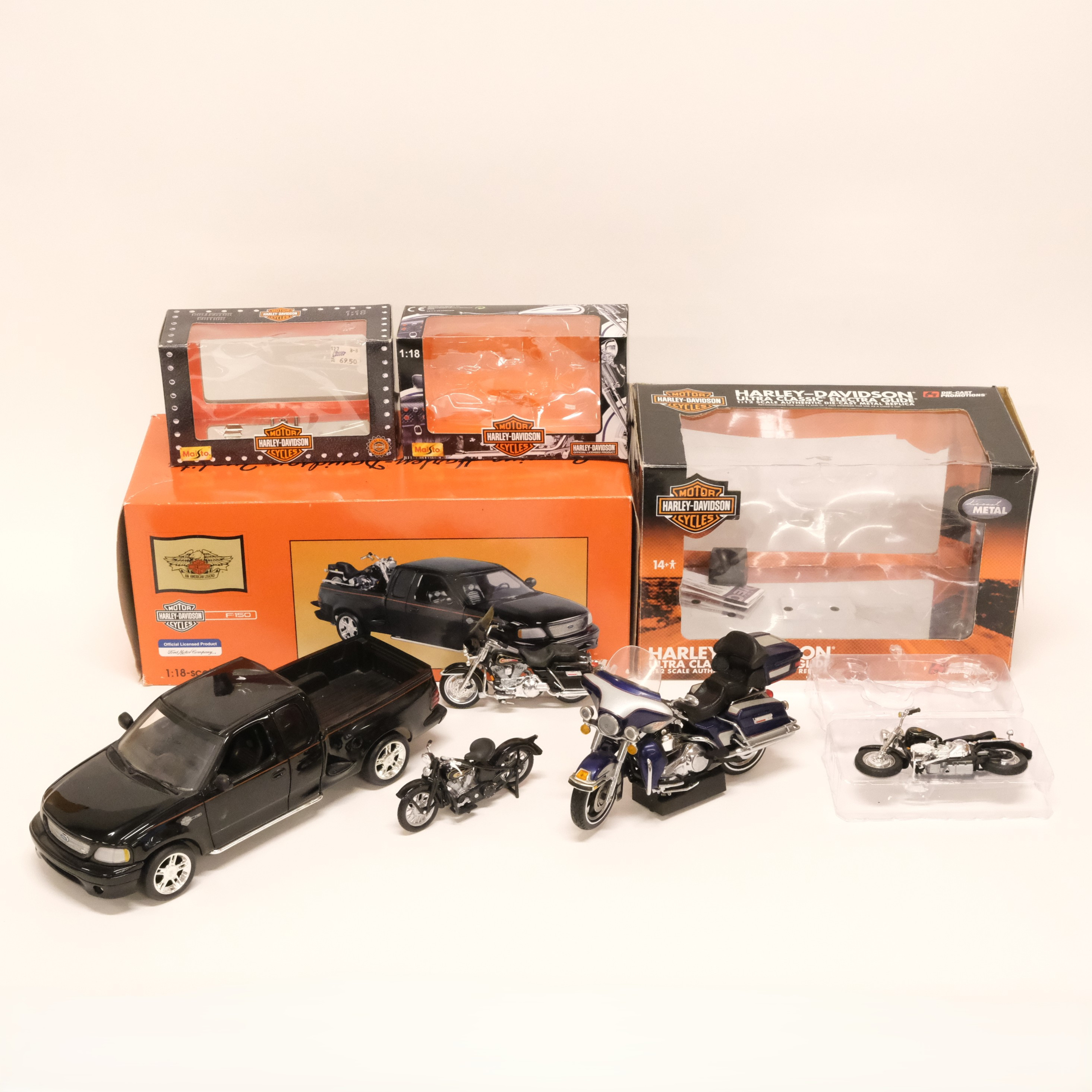 ERTL, MAISTO OCH JOAL FÖR HARLEY-DAVIDSON. MODELLBIL OCH MODELLMOTORCYKLAR, FEM DELAR. SKALA 1:18, 1:12.