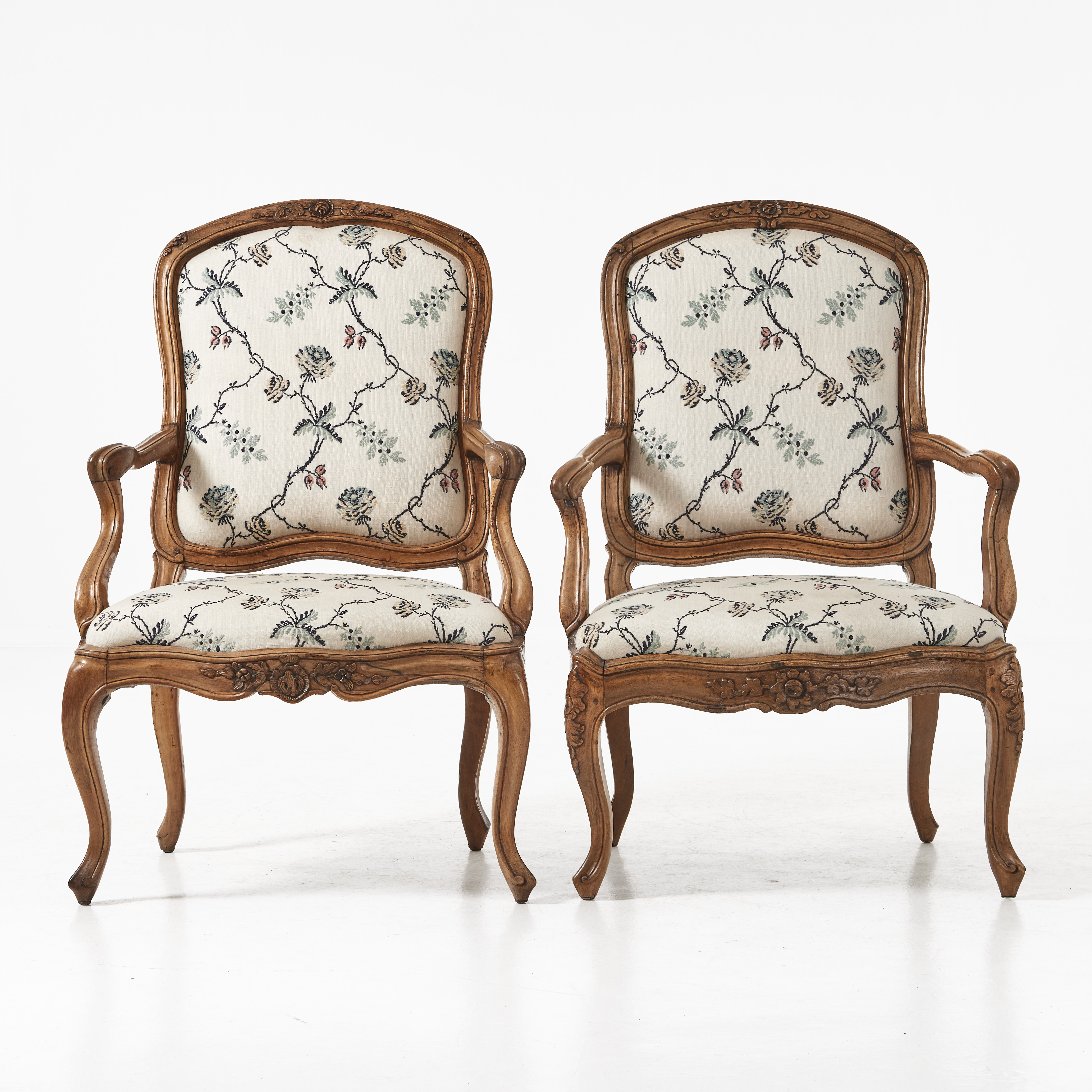 ARMLÄNSSTOLAR, 2 st., 1700-tal, Lous XV, bonade, skuren dekor, mönstrad textil.