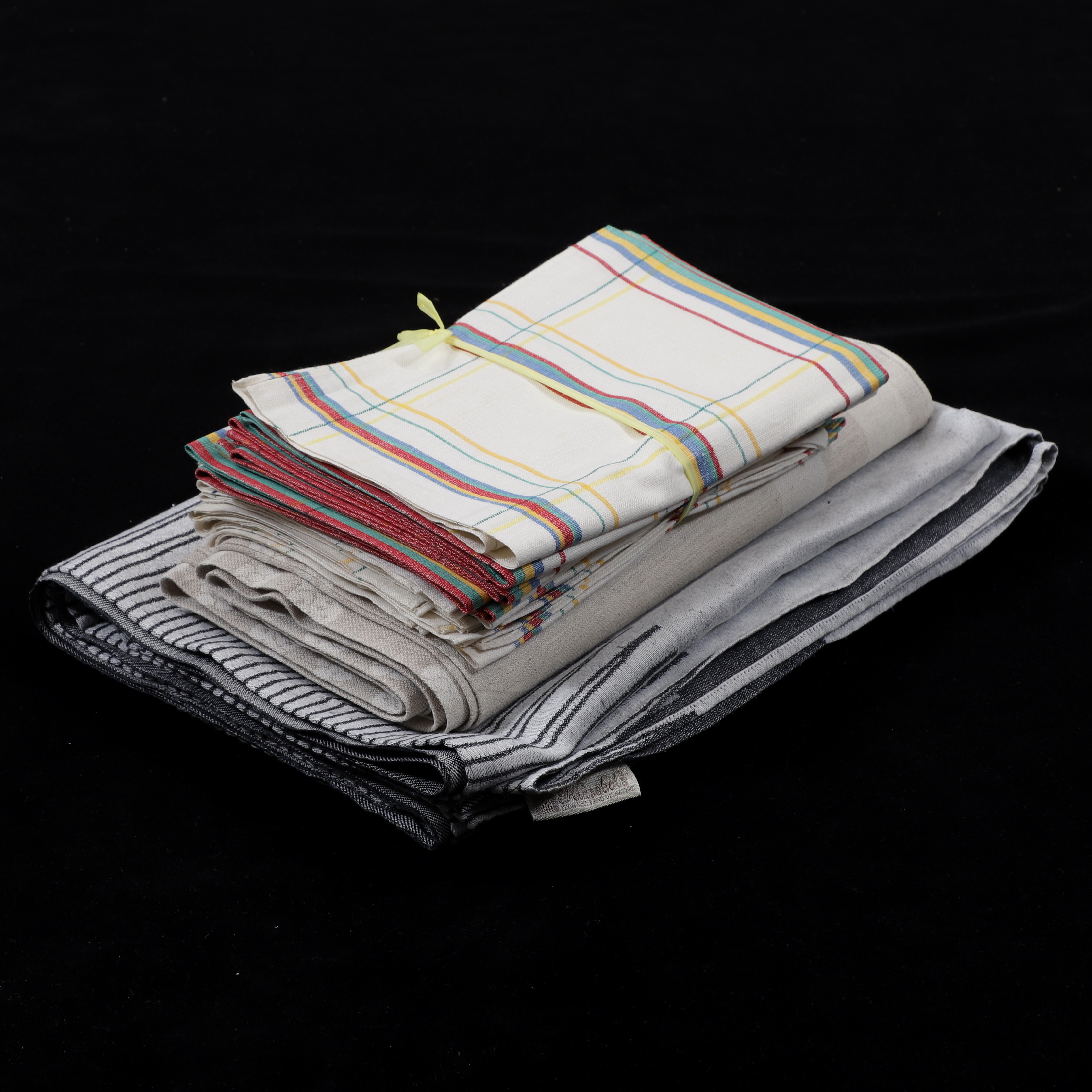 DUKAR OCH KÖKSHANDDUKAR, 14 st, linne, 1900-talets andra hälft.