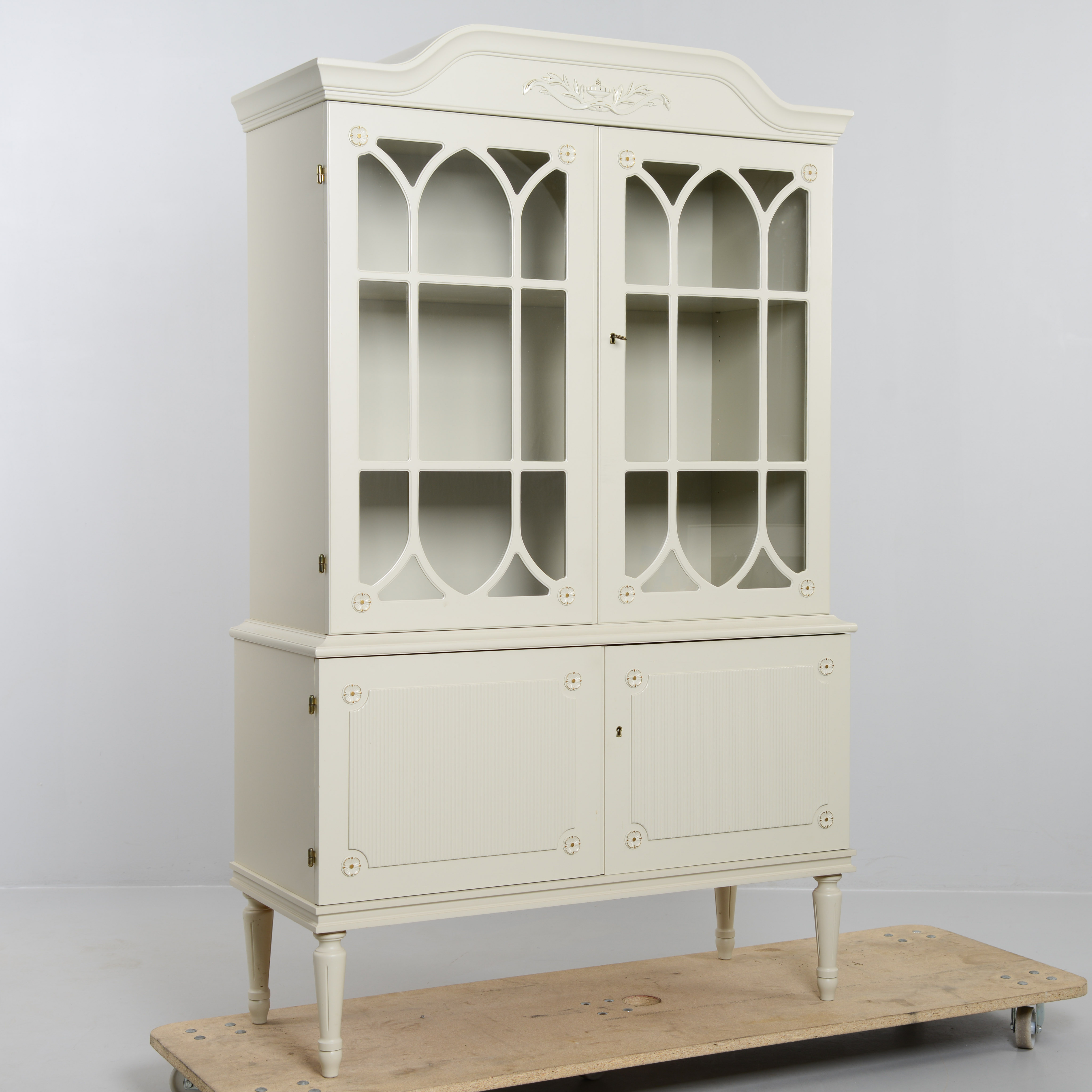 VITRINSKÅP, gustaviansk stil, 1900-talets andra del.