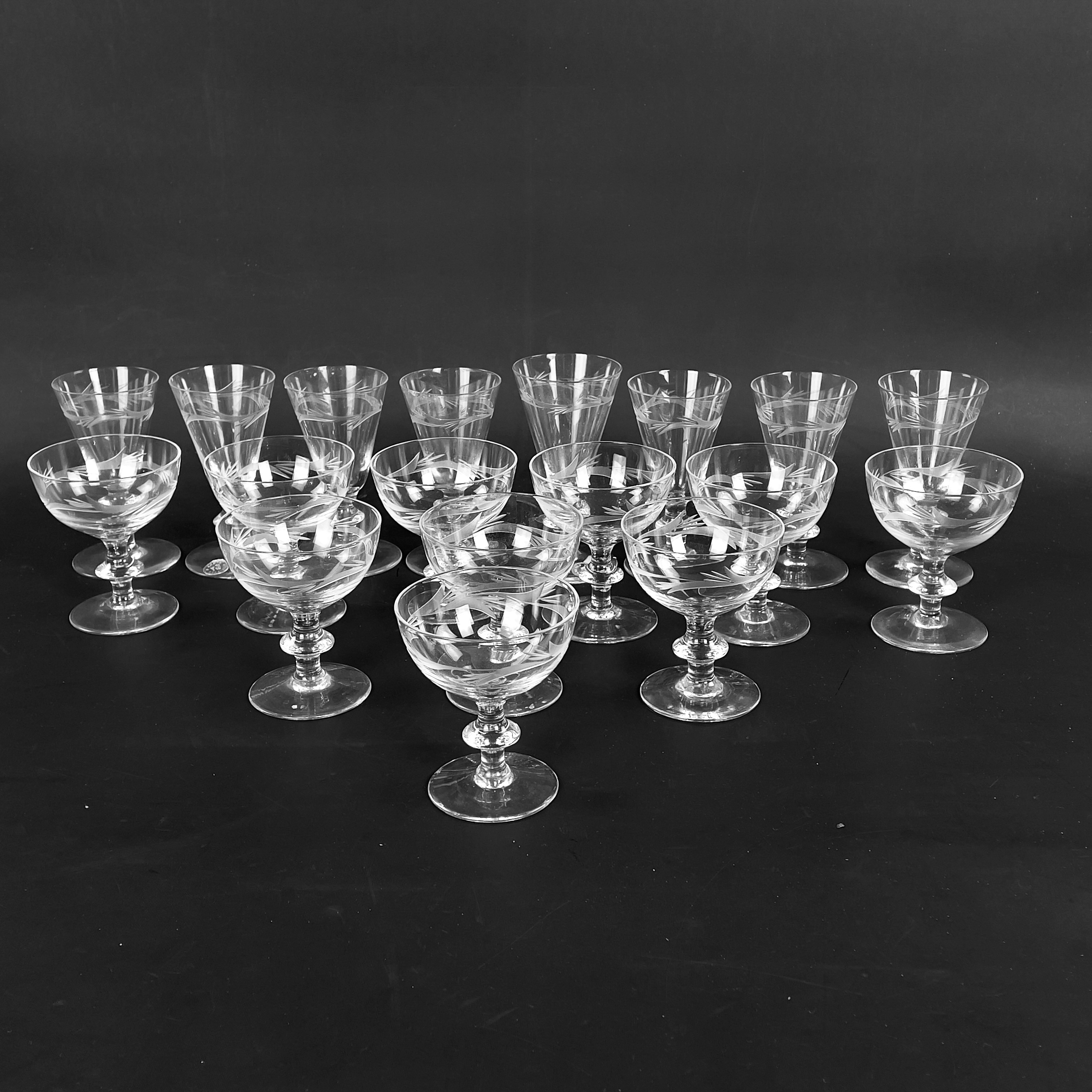 GLASSERVISDELAR, 18 st, "Pysen", Kosta, 1900-tal.