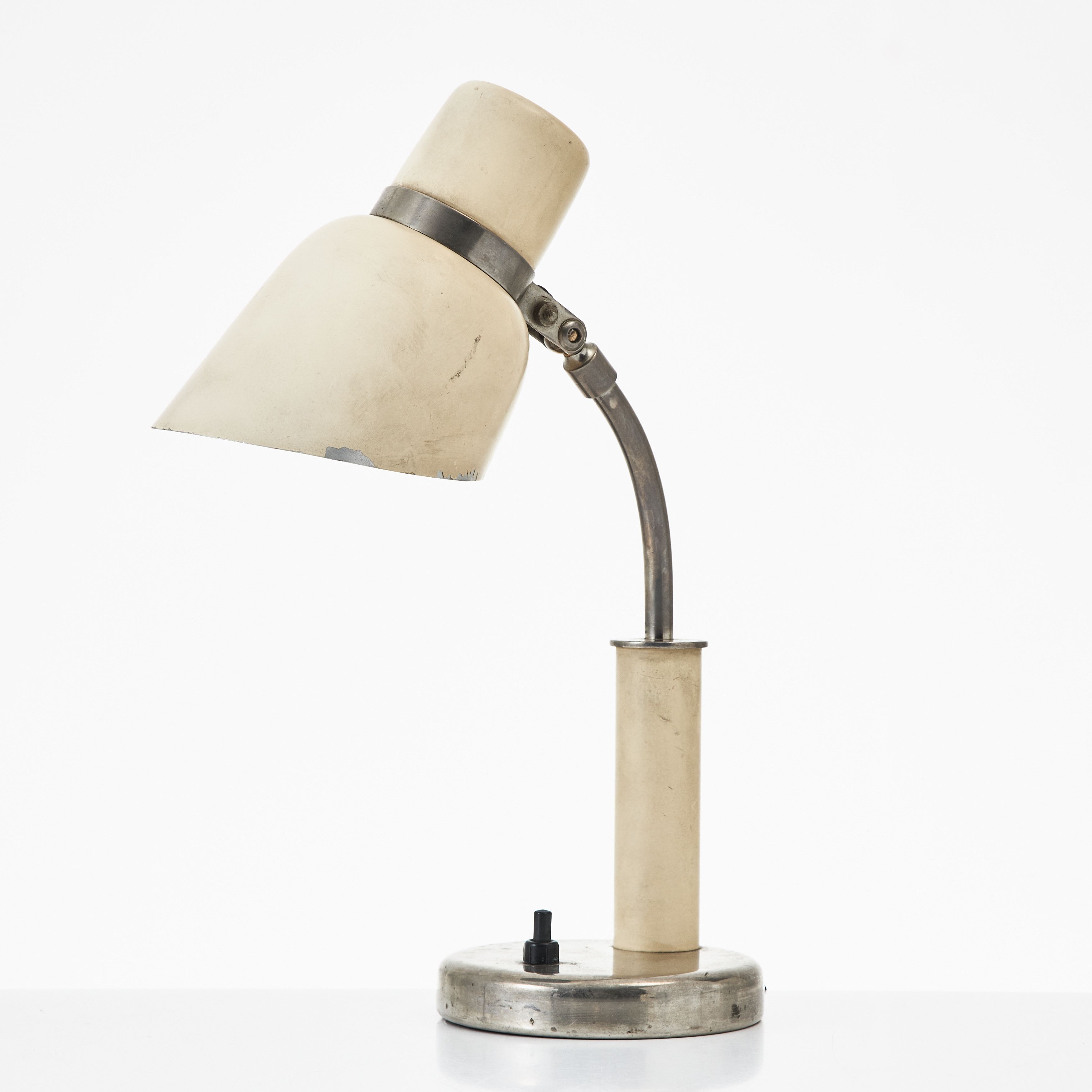 ERIK TIDSTRAND. Bordslampa, Nordiska Kompaniet 1930-tal, modell 29008, funkis, förnicklad mässing, skärm i lackerad metall.