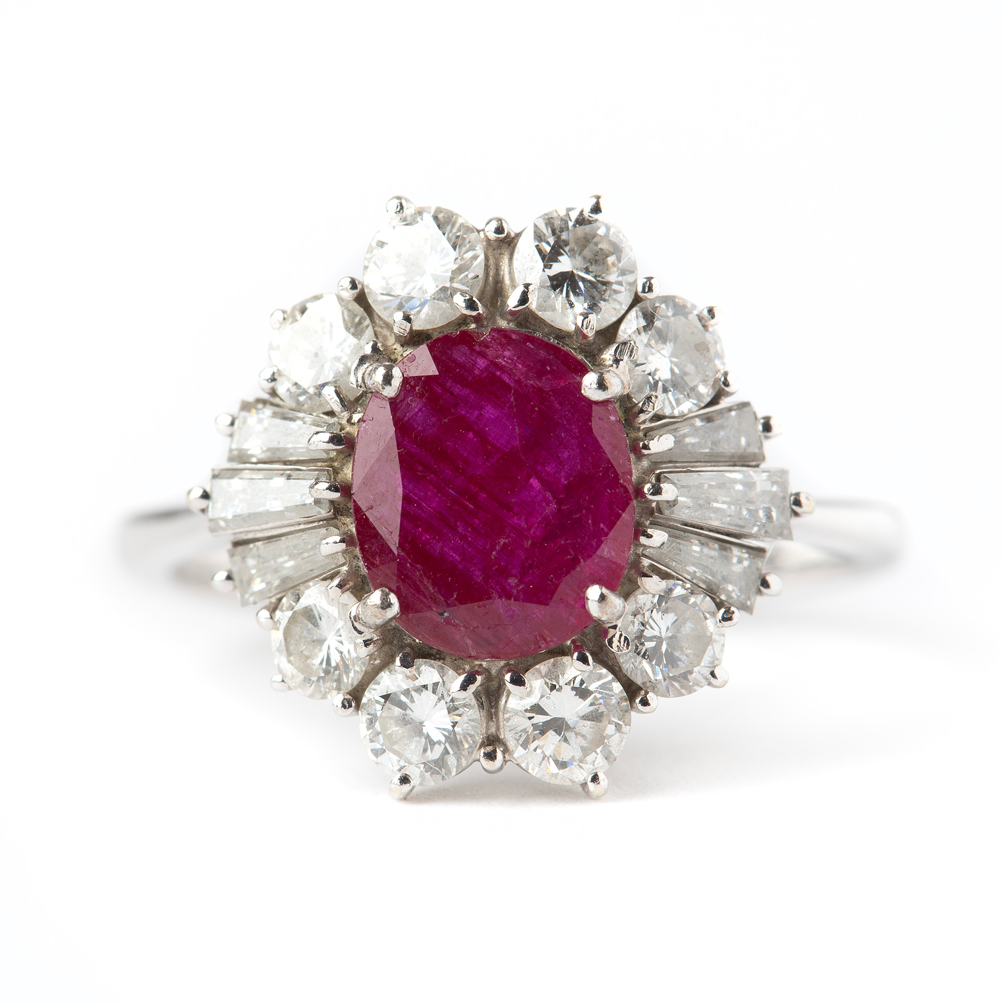 RING, 18K vitguld med briljantslipade diamanter totalt ca 0.80 ct, trapetsslipade diamanter, totalt ca 0.30 ct samt fasettslipad rubin ca 2.00 ct.