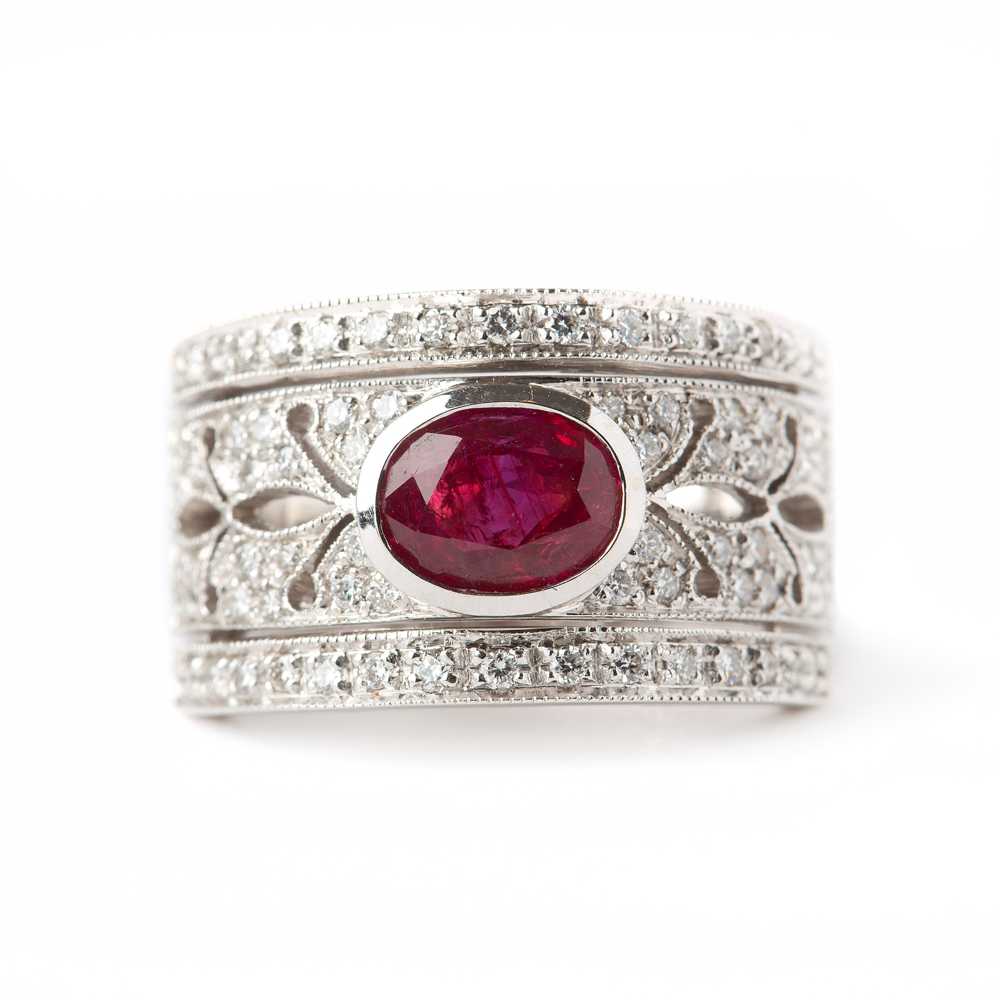 RING, 18K vitguld med briljantslipade diamanter totalt ca 0.80 ct samt fasettslipad rubin ca 1.80 ct, Alessandria, Italien.