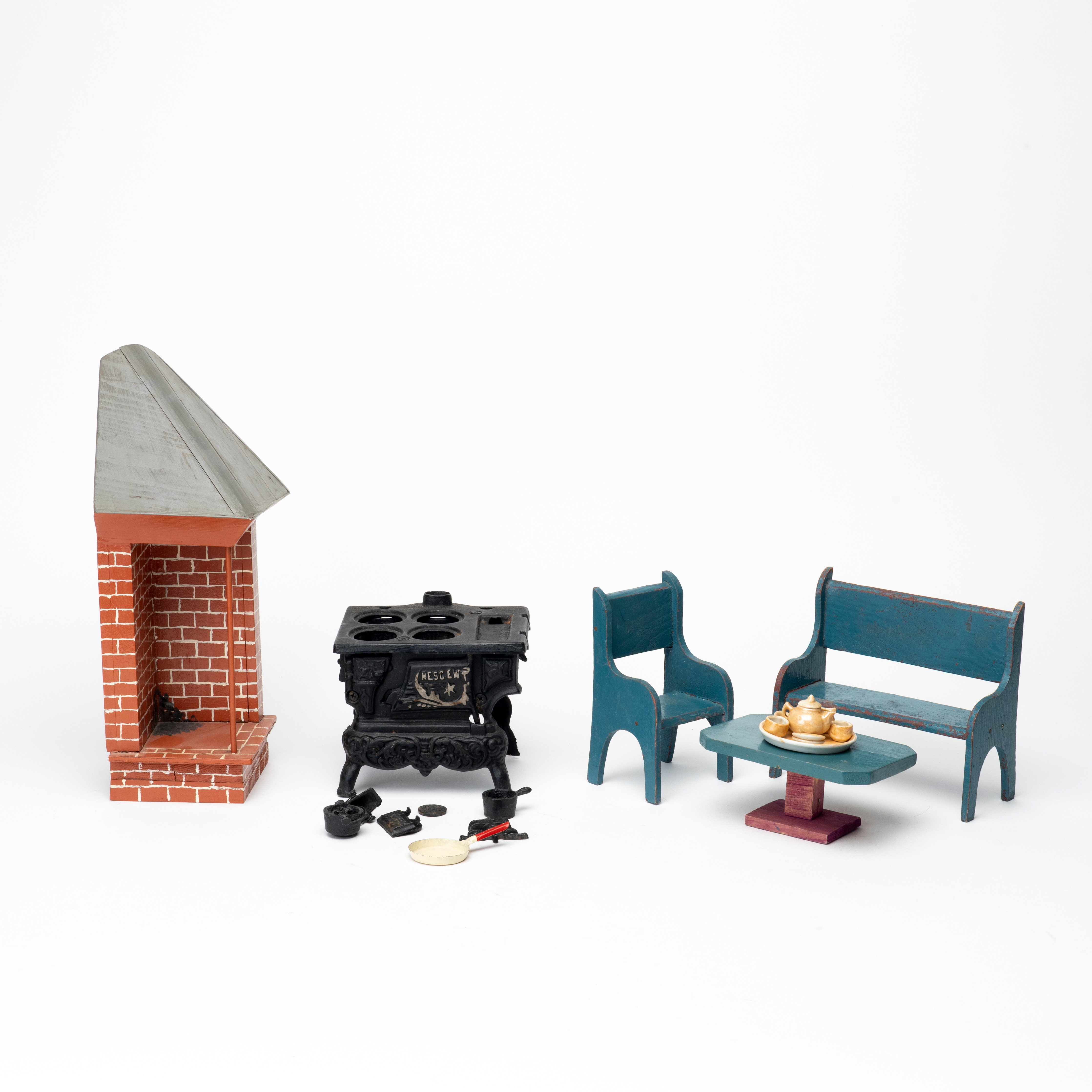 DOCKSKÅPSMÖBLER, 5 delar, bland annat gjutjärnsspis, samt tillbehör, 1900-tal.