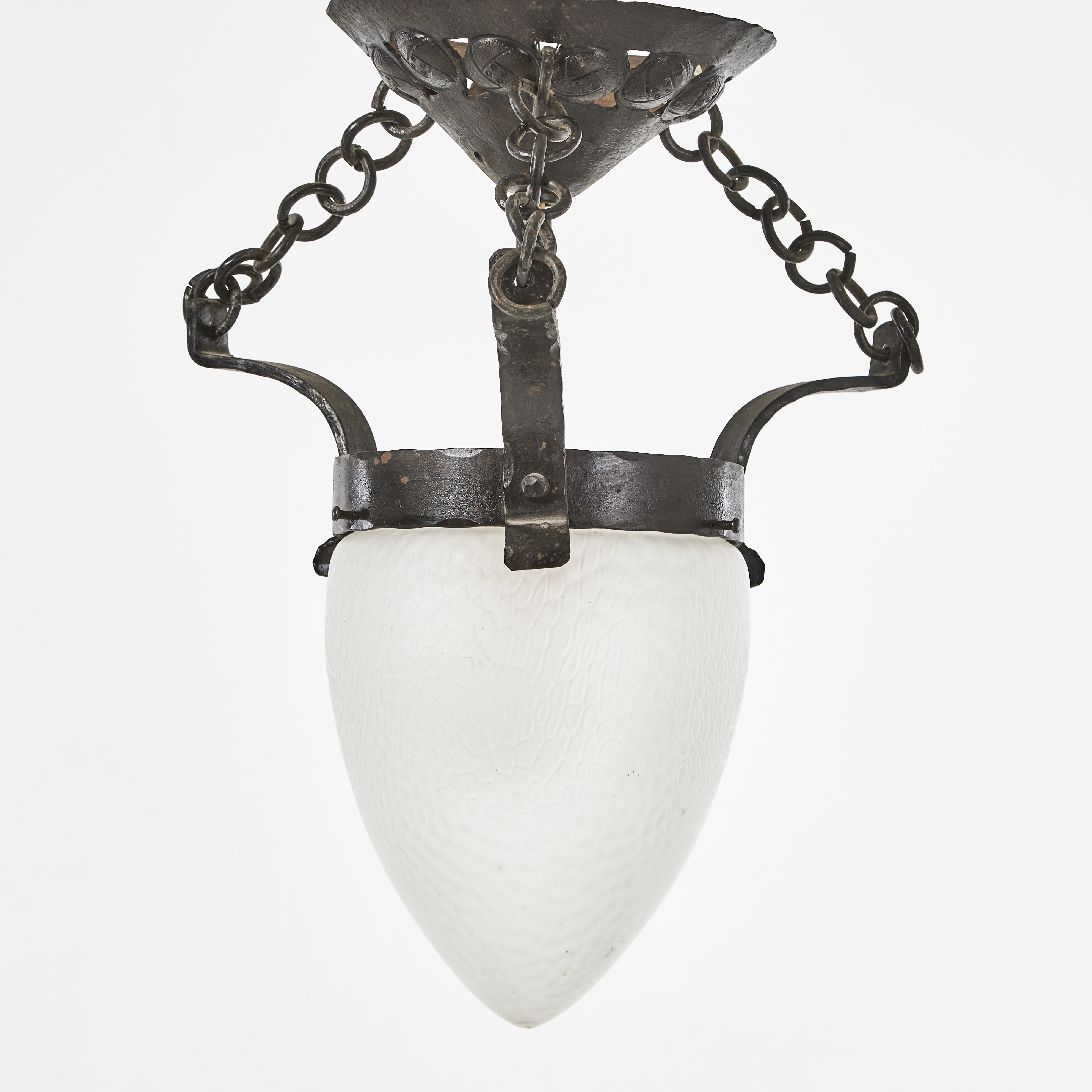 TAKLAMPA, tidigt 1900-tal, jugend, stomme av smide, kupa i glas.