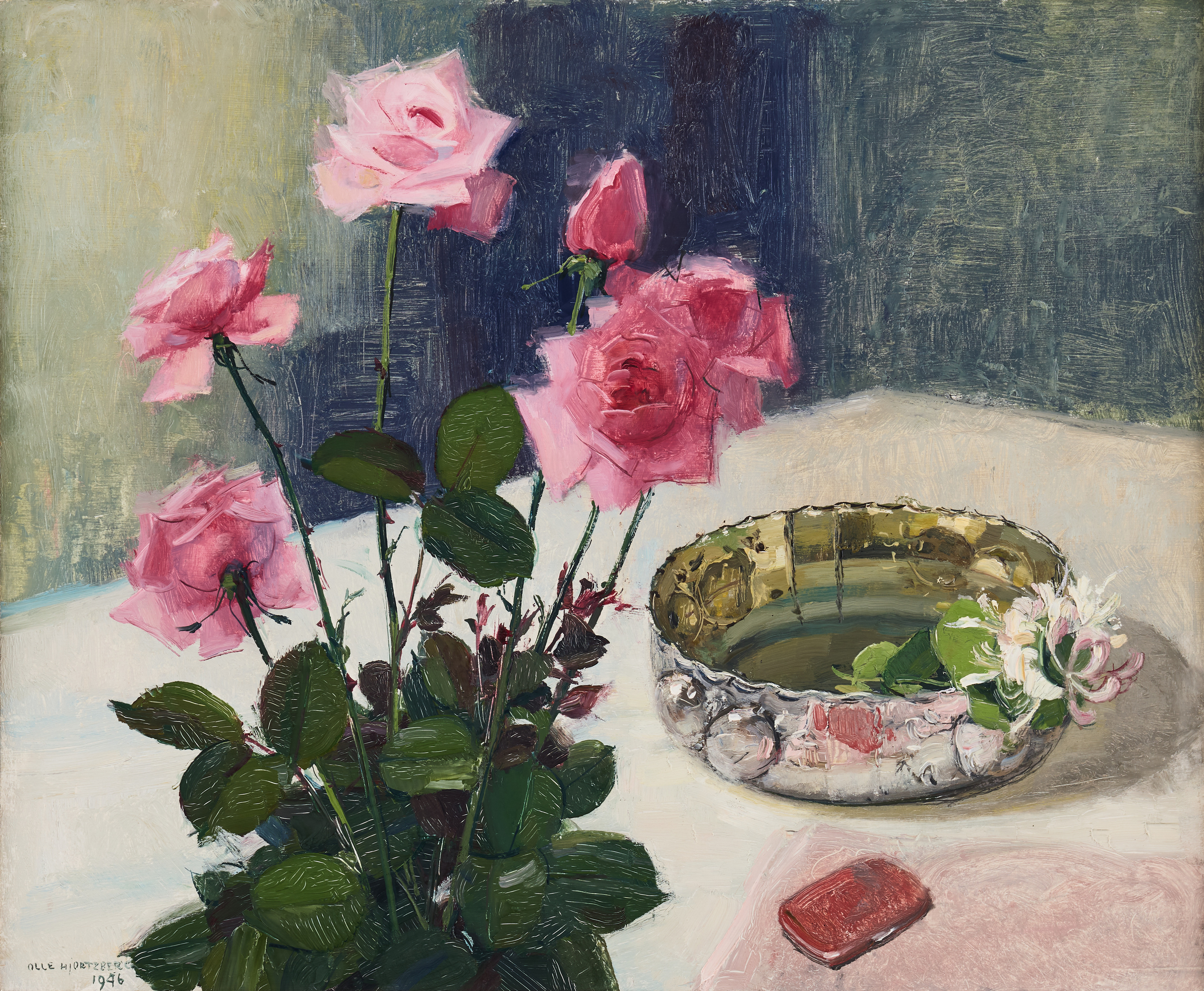 OLLE HJORTZBERG. Stilleben med rosor och silverskål.