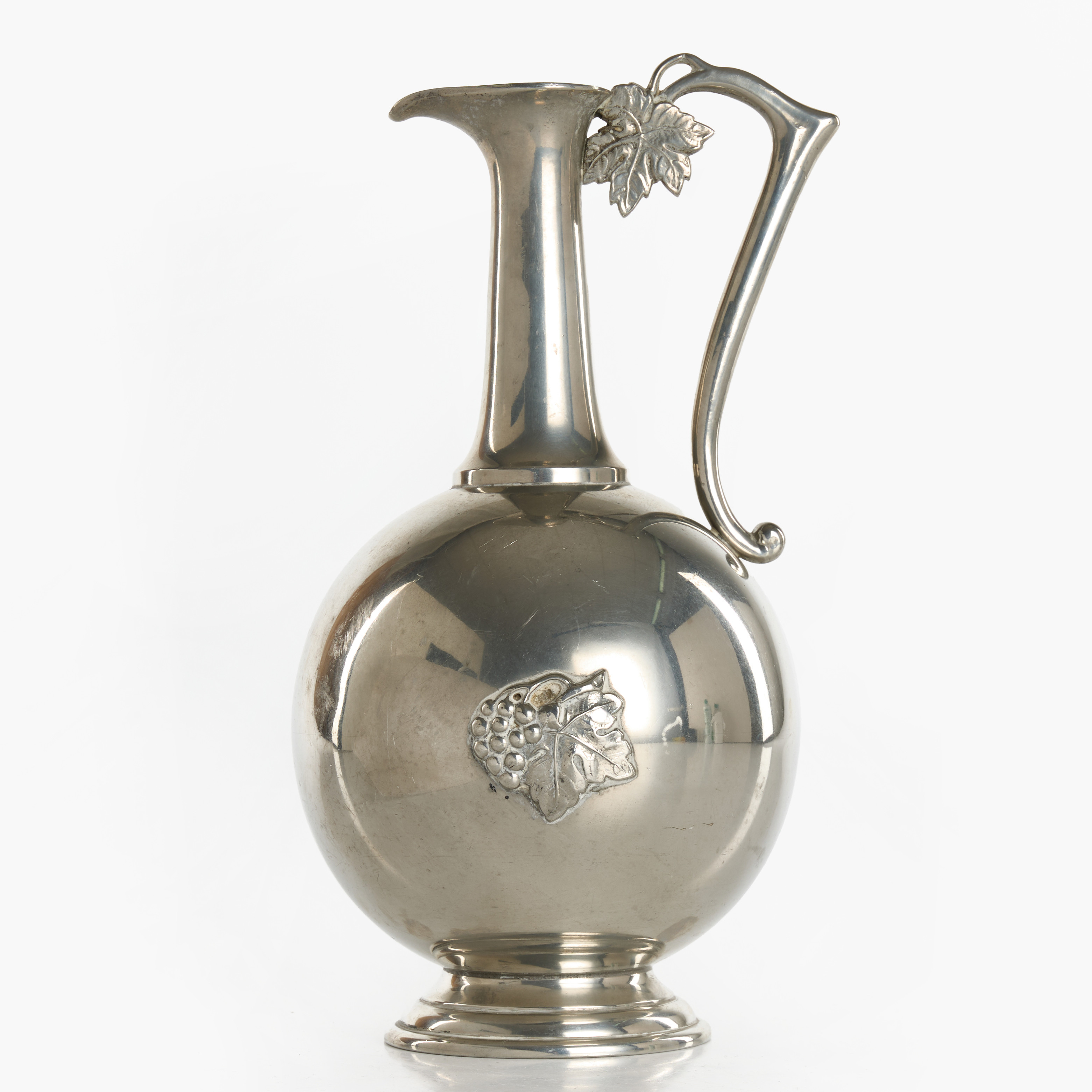 VINKANNA, tenn, Nyköpings Ciselörverkstad, 1933. dekor av vinrankor.