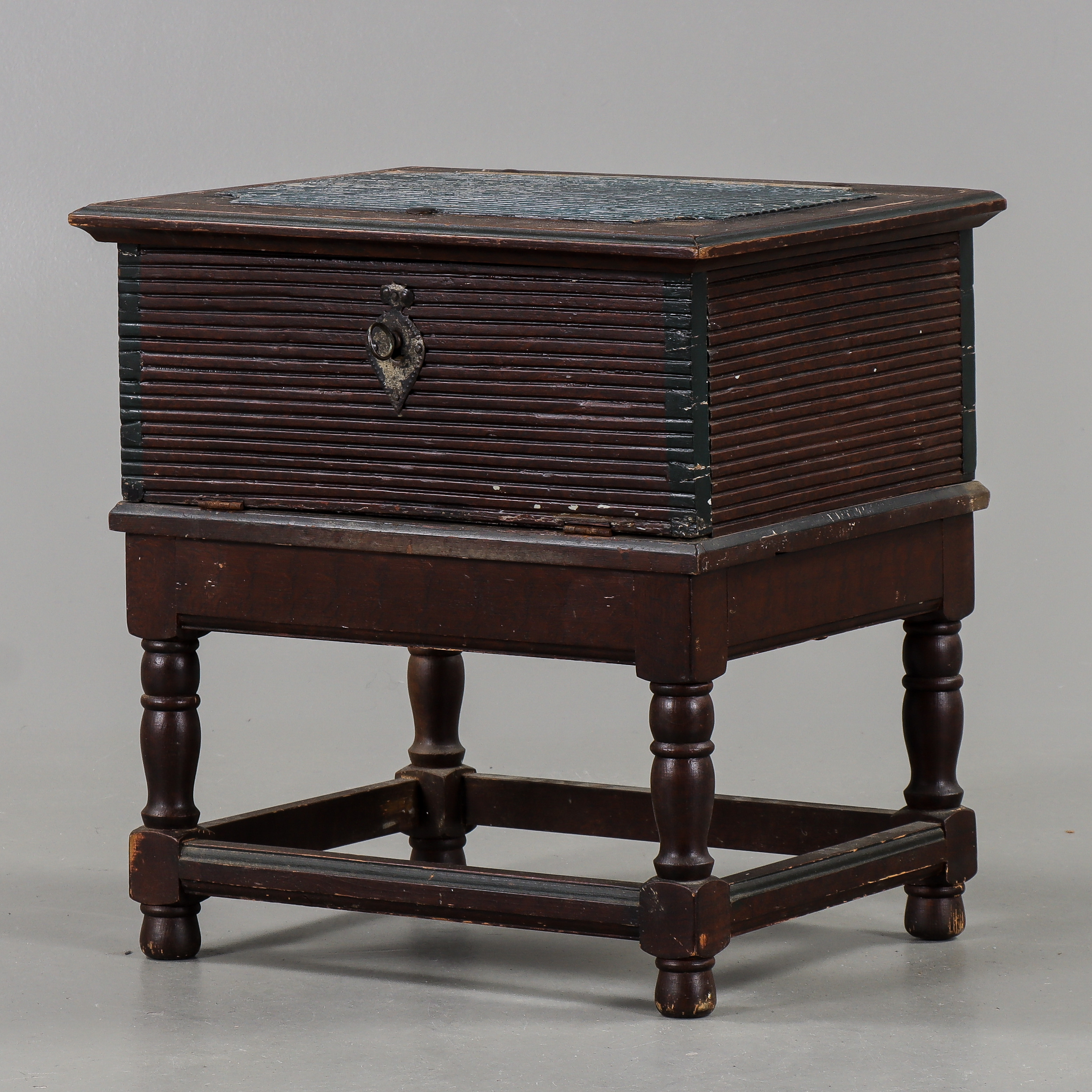 KISTA/SCHATULL På benställning, 1800-tal.