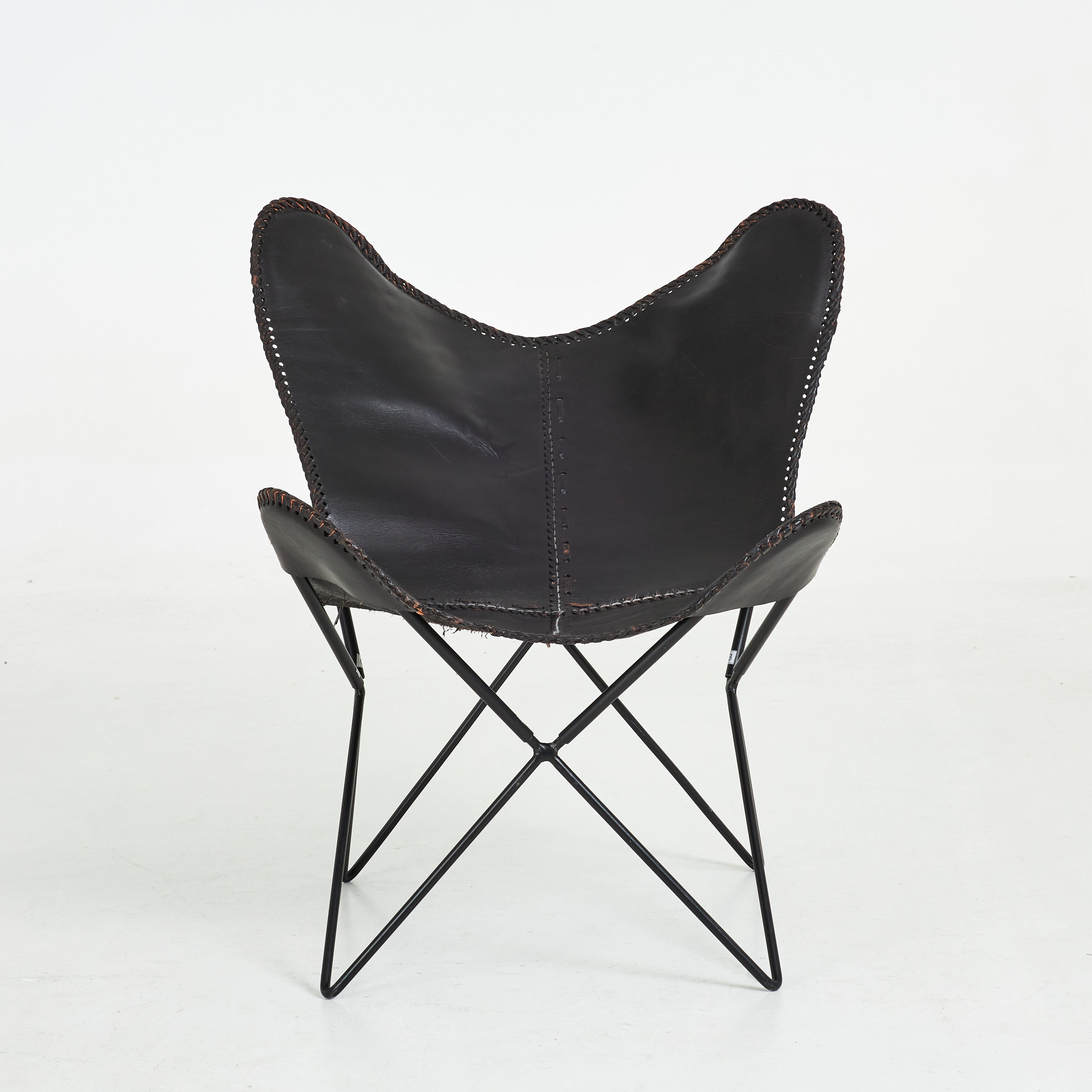 LOUNGEFÅTÖLJ. 1900-talets senare del, s.k. "Fladdermus", svart läder.