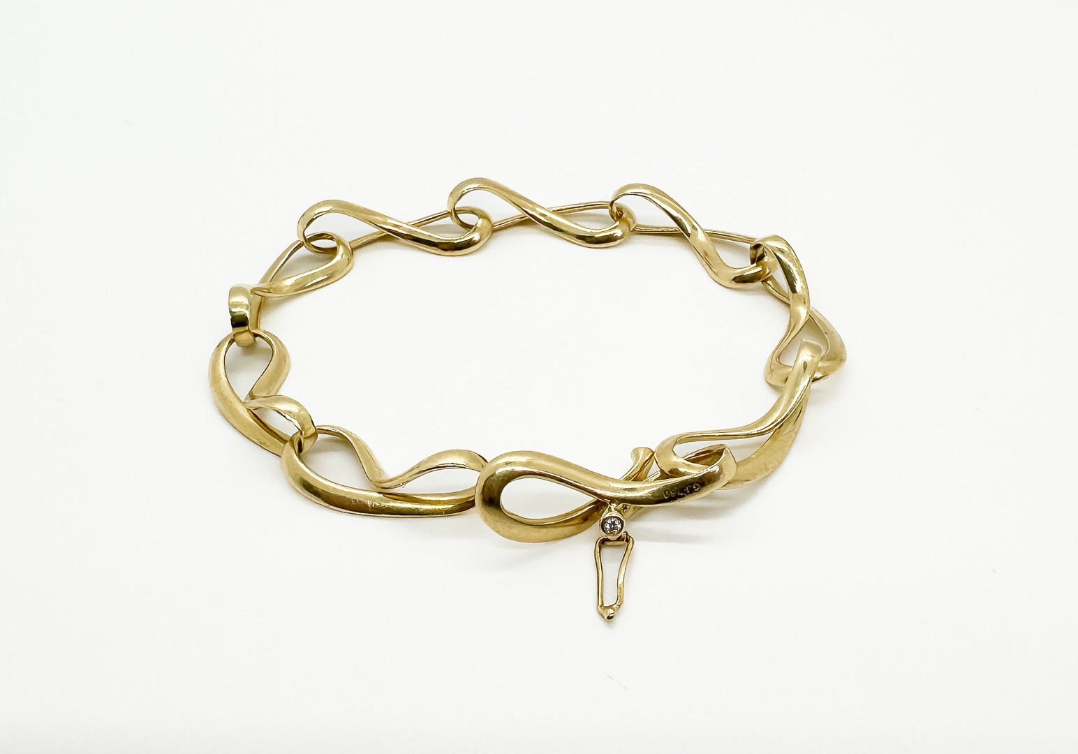 GEORG JENSEN. INFINITY ARMBAND, 18k Guld med två diamanter.