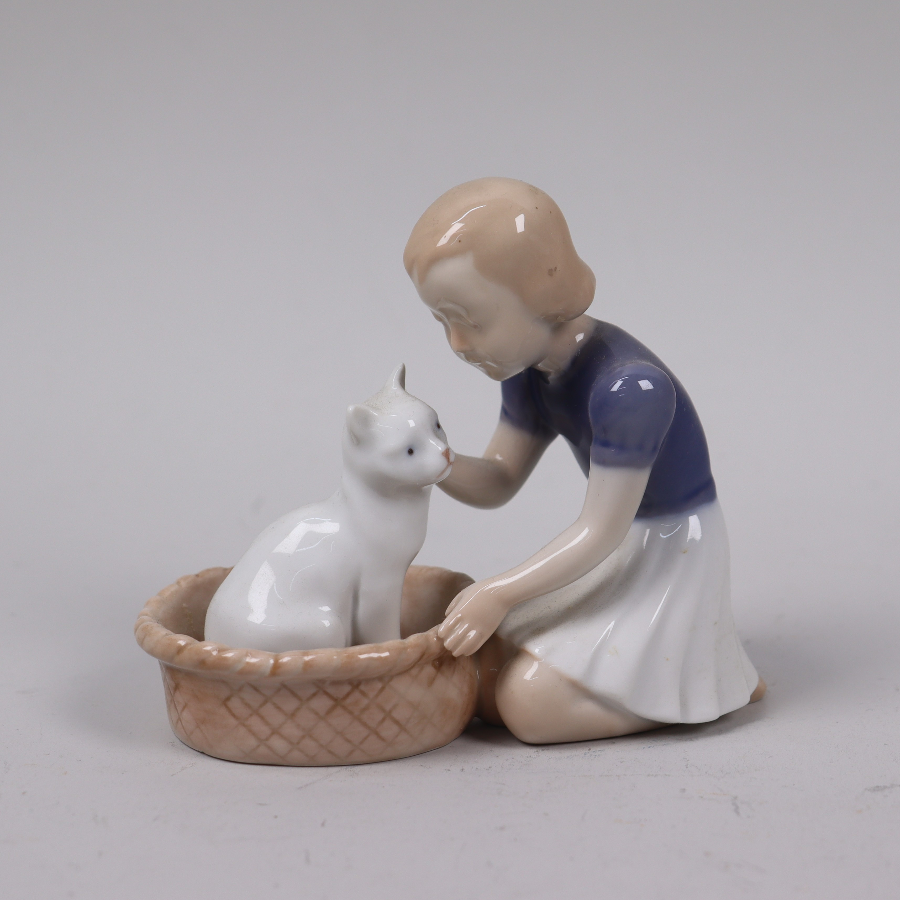FIGURIN, Claire Weiss för Bing & Gröndahl, #2249, flicka med katt.