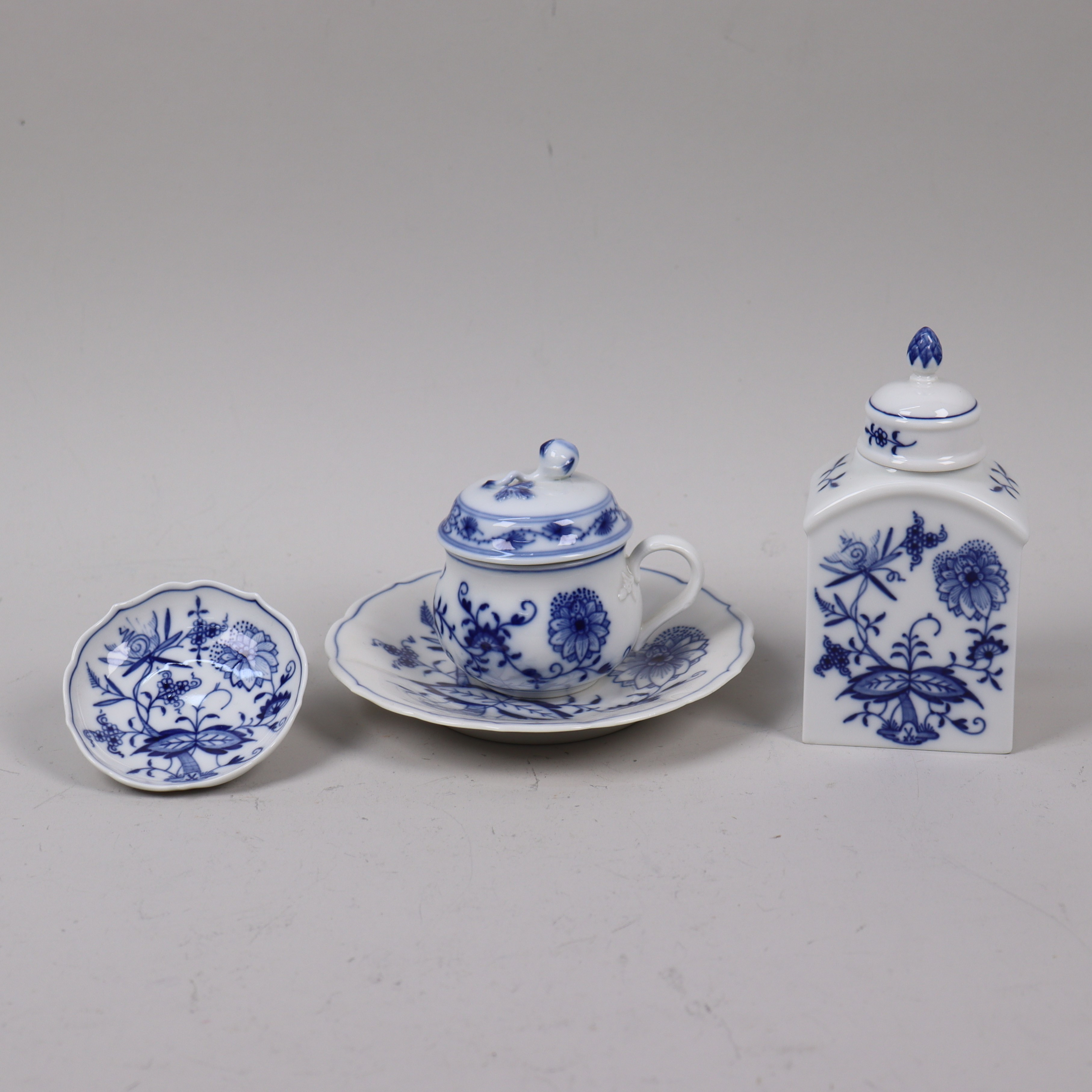 MEISSEN, Tyskland, cremékopp, fat samt te -/lockdosa, lökmönstrat porslin, 4 delar.