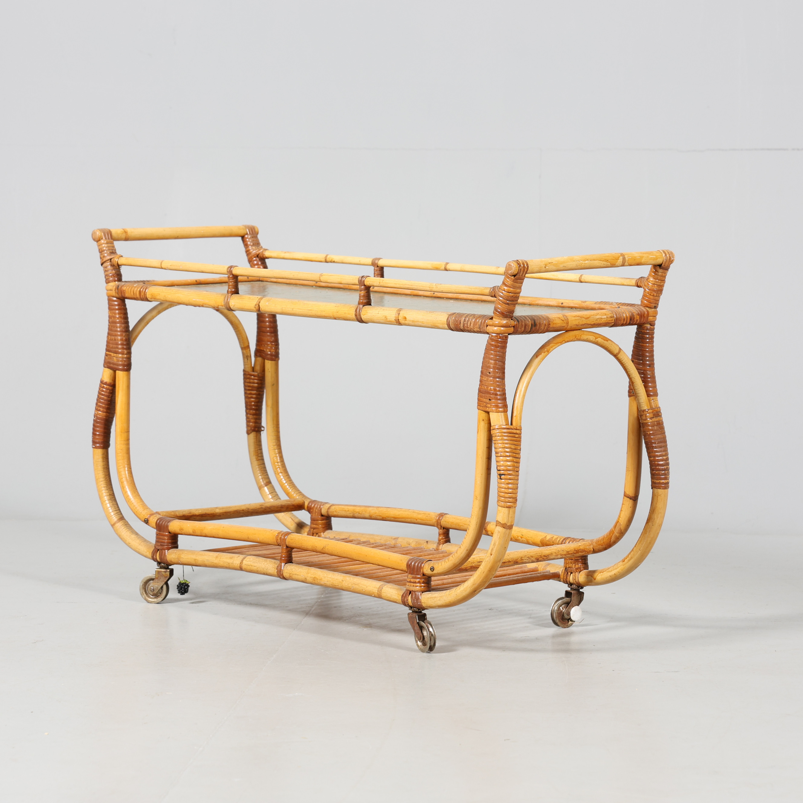 BLOMBORD/SIDOBORD, på hjul, glas och bambu, 1900-tal.