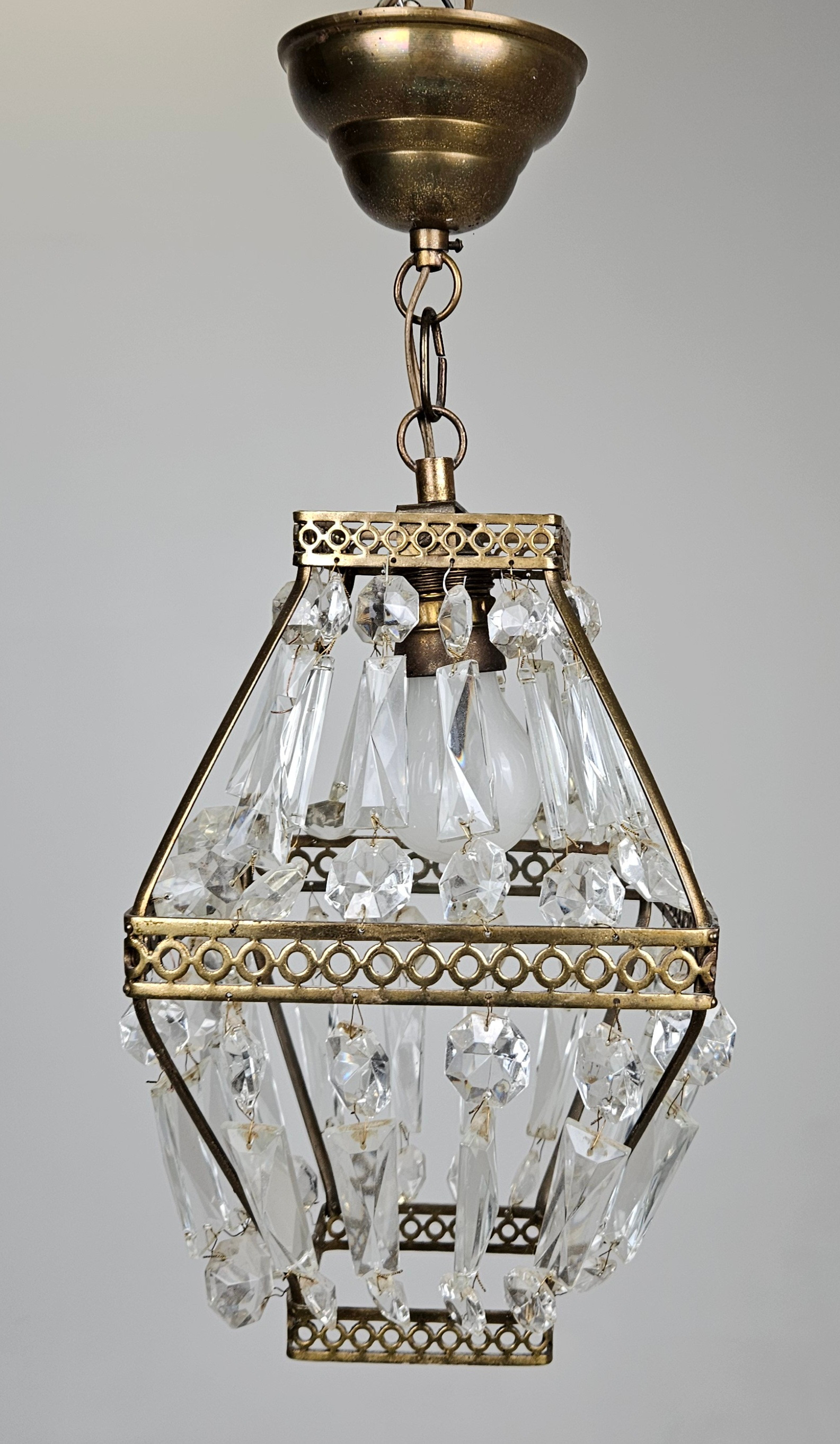 TAKLAMPA, 1900-tal, höjd exklusive kedja ca. 27 cm.