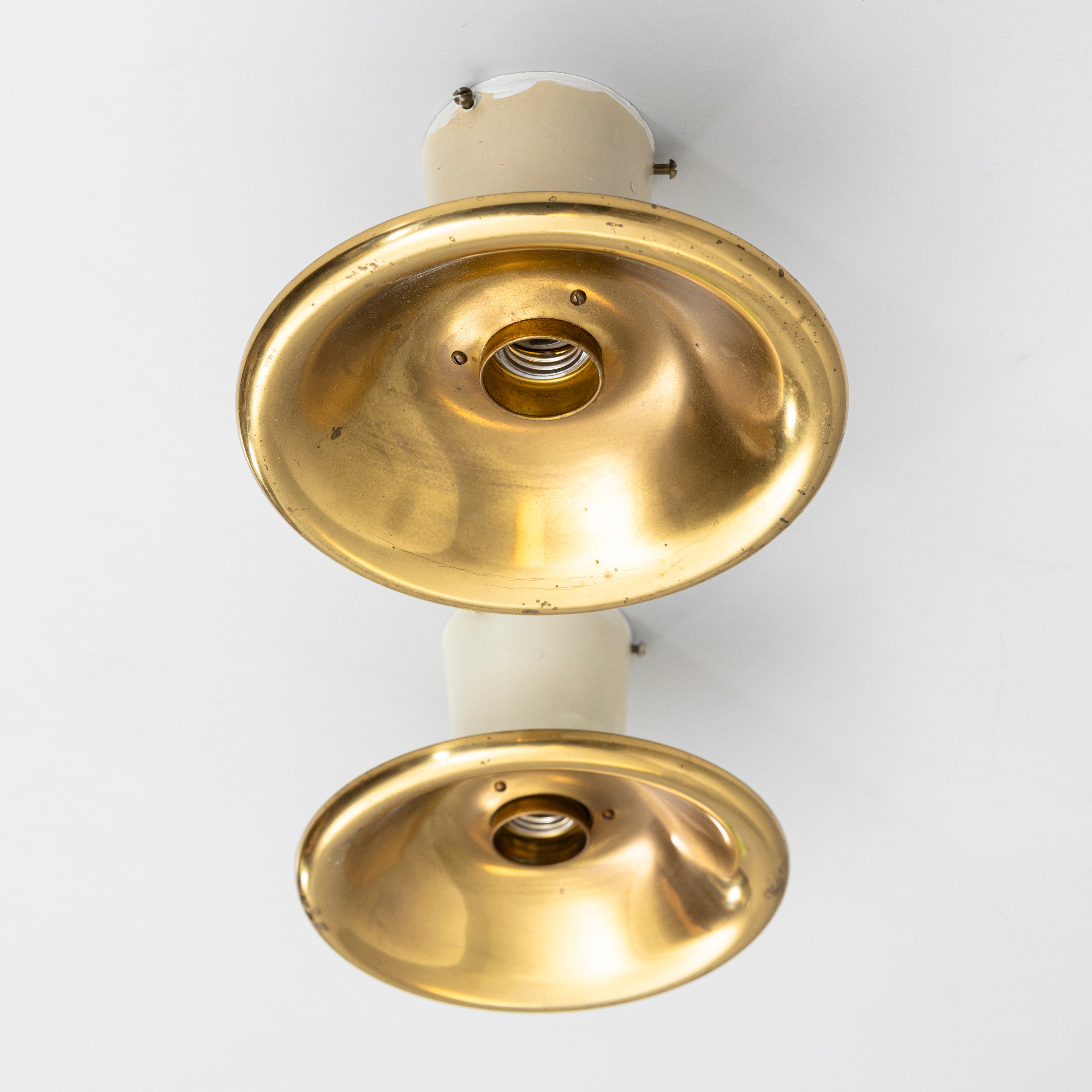 JOSEF FRANK. Taklampor, ett par, Firma Svenskt Tenn, modell 2162, mässing, vitmålad metall, 1900-talets mitt.