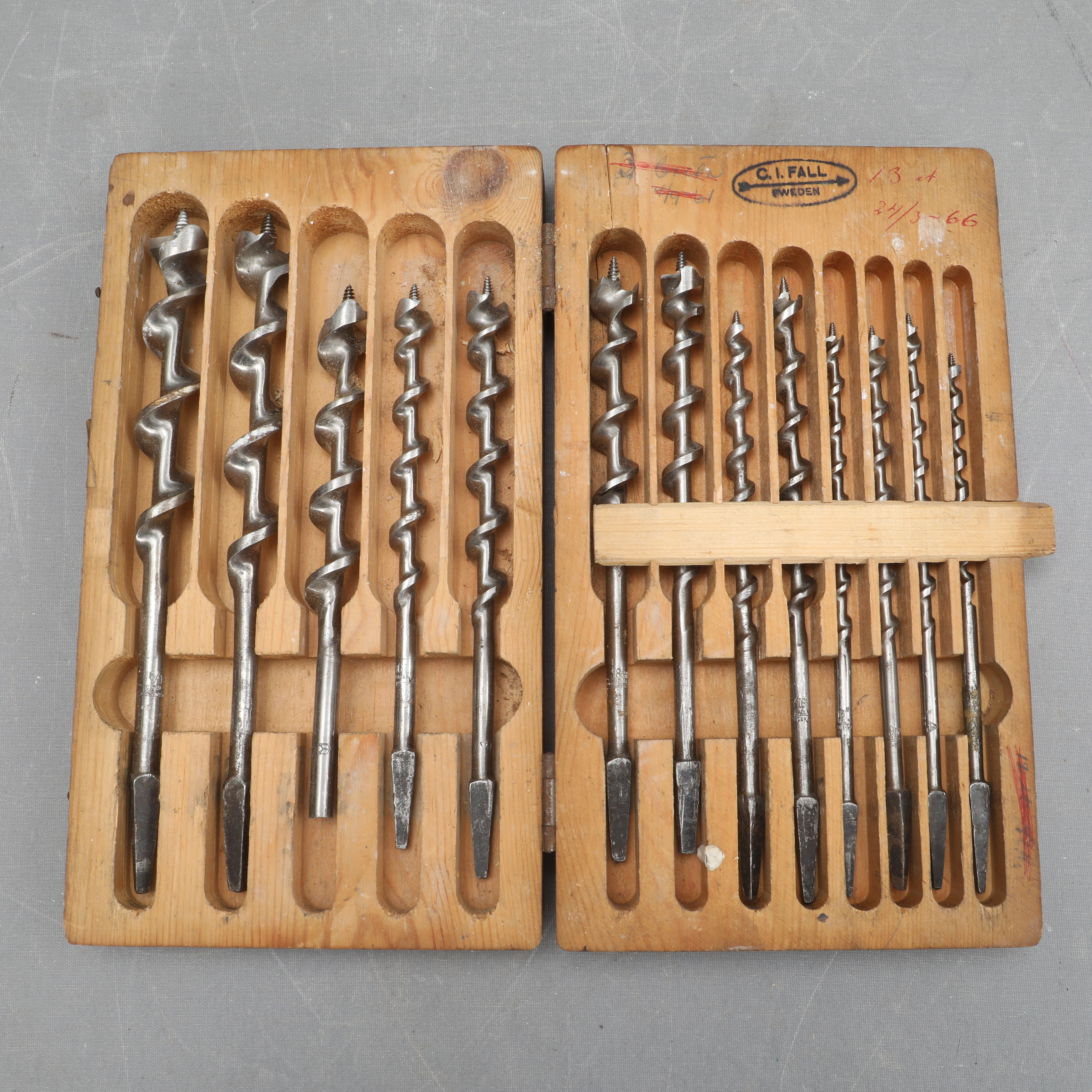 TRÄSPIRALBORRAR, 13 stycken i träask, märkt C.I Fall, 1900-tal.