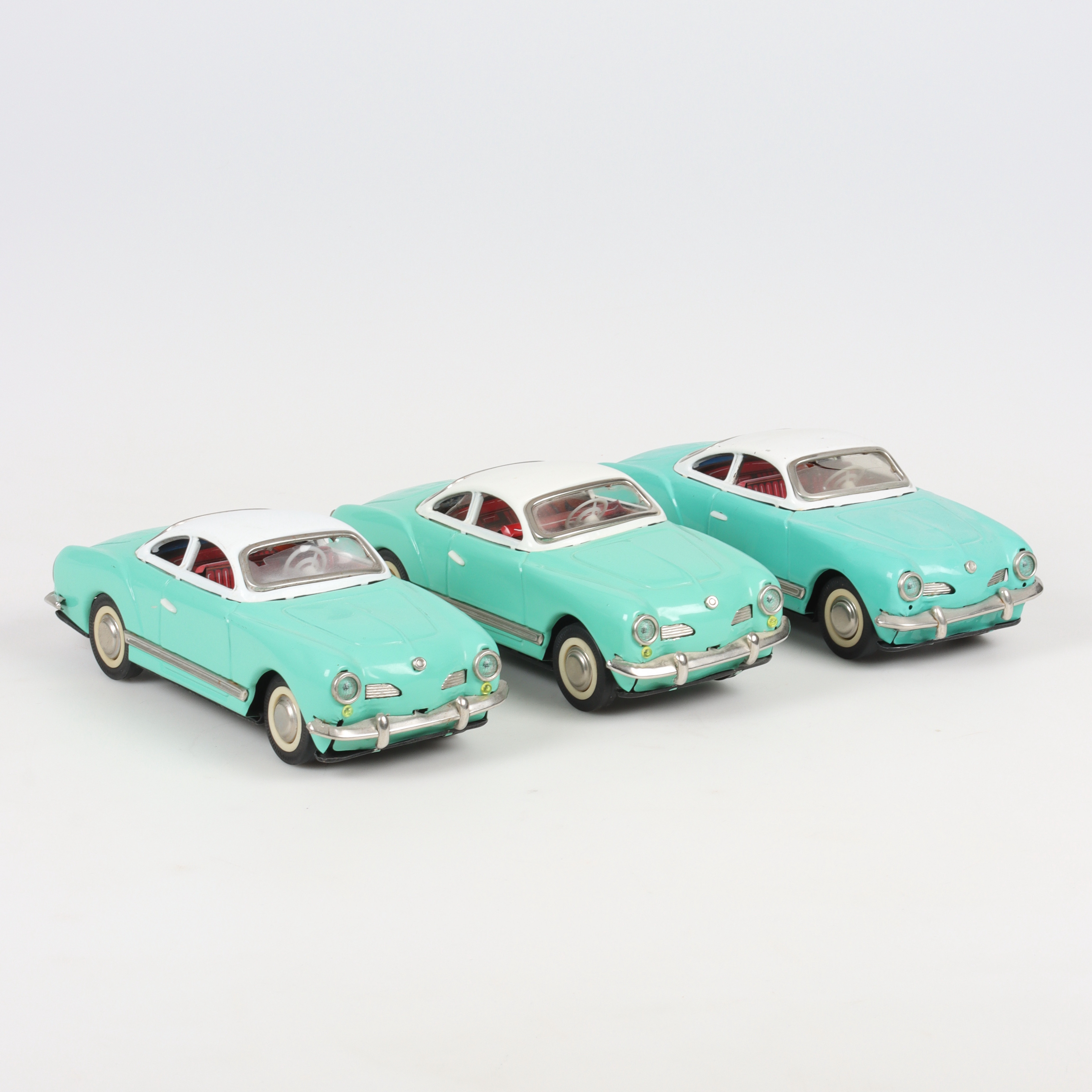 MODELLBILAR, 3 st, litograferad plåt, Volkswagen Karmann Ghia, 1900-talets andra hälft.