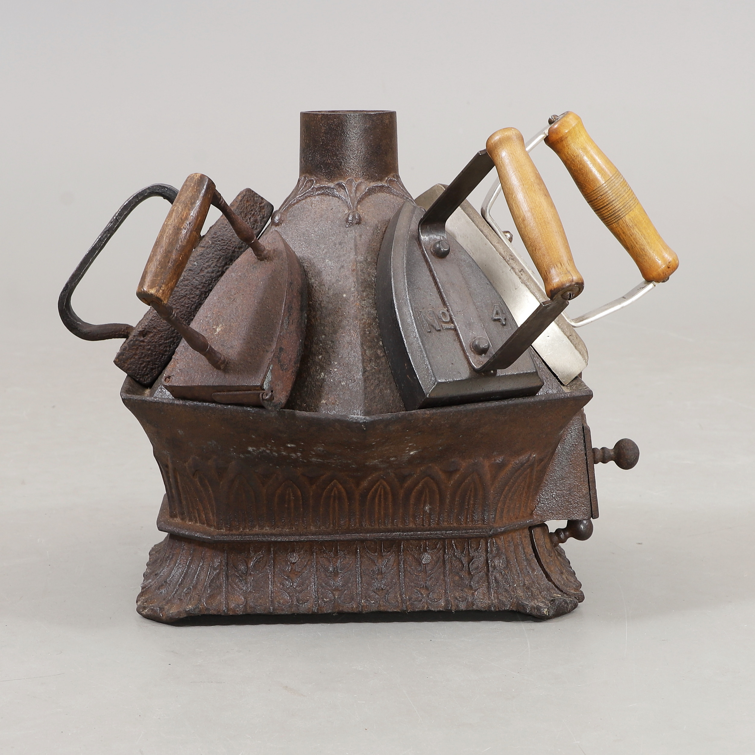 STRYKJÄRNSVÄRMARE MED STRYKJÄRN, gjutjärn, 1900-talets första hälft.