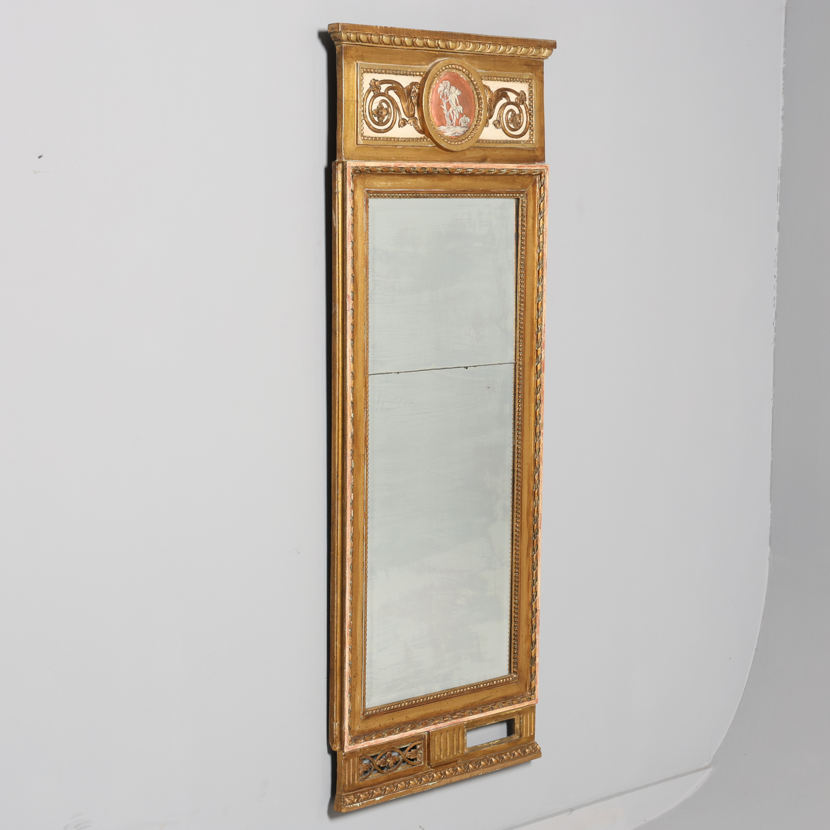 SPEGEL, sengustaviansk, 1700/1800-tal, förgylld samt bemålad träram.