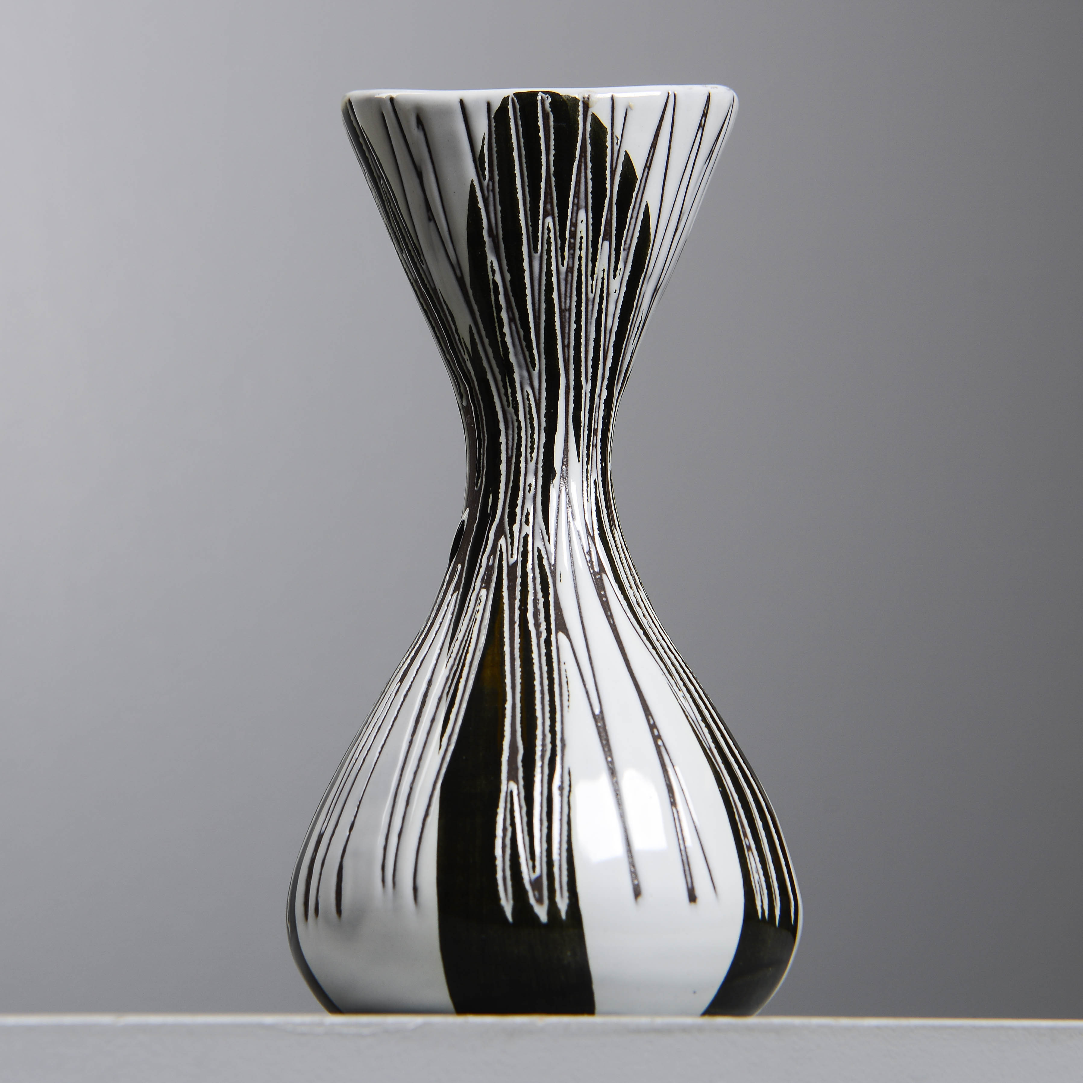 MARI SIMMULSON. "Mars", vas, modell 4147, Upsala-Ekeby, 1952-54.