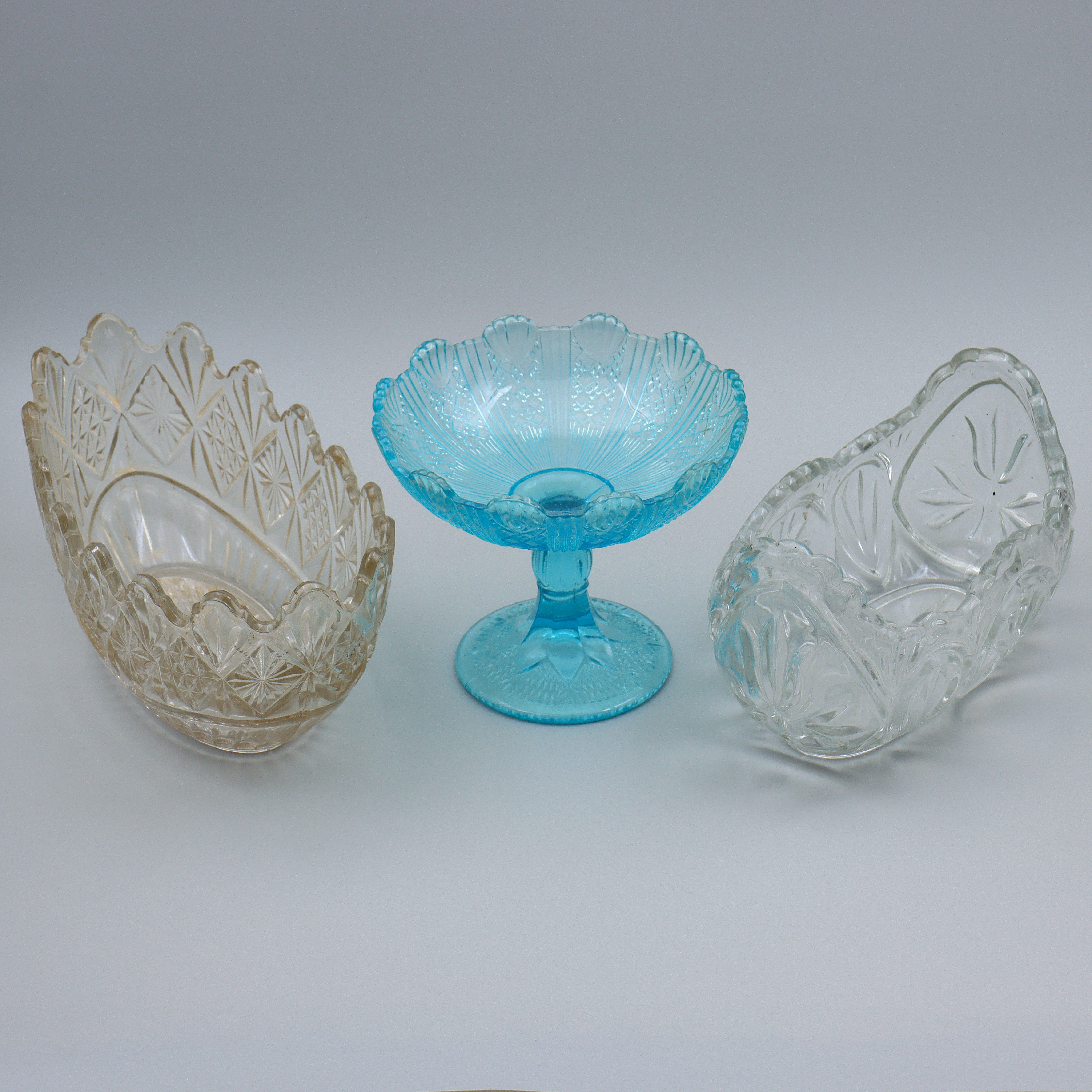 3 SKÅLAR/SKÅL PÅ FOT, GLAS, 1900-TAL.