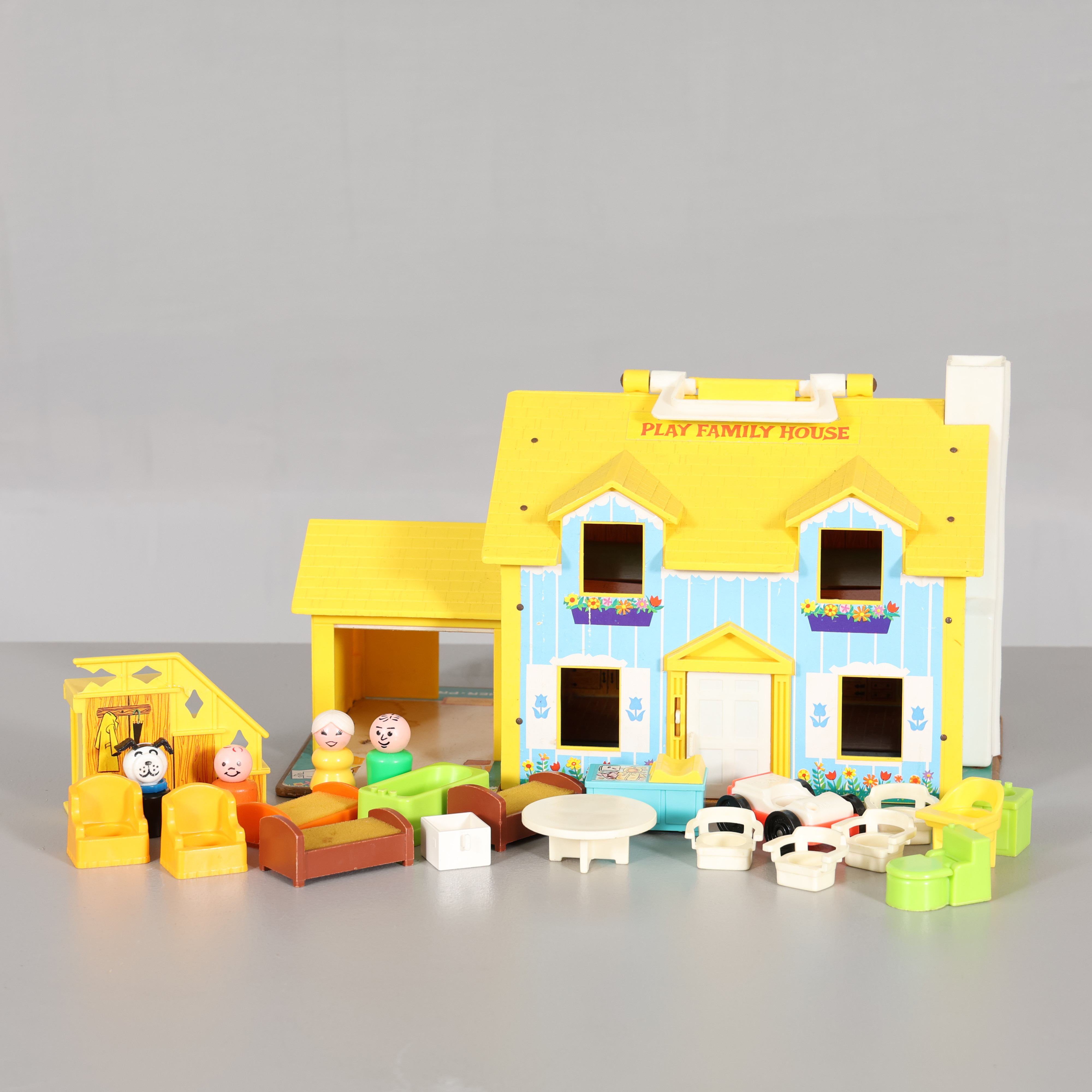 LEKSAKSHUS Fisher Price med tillbehör.