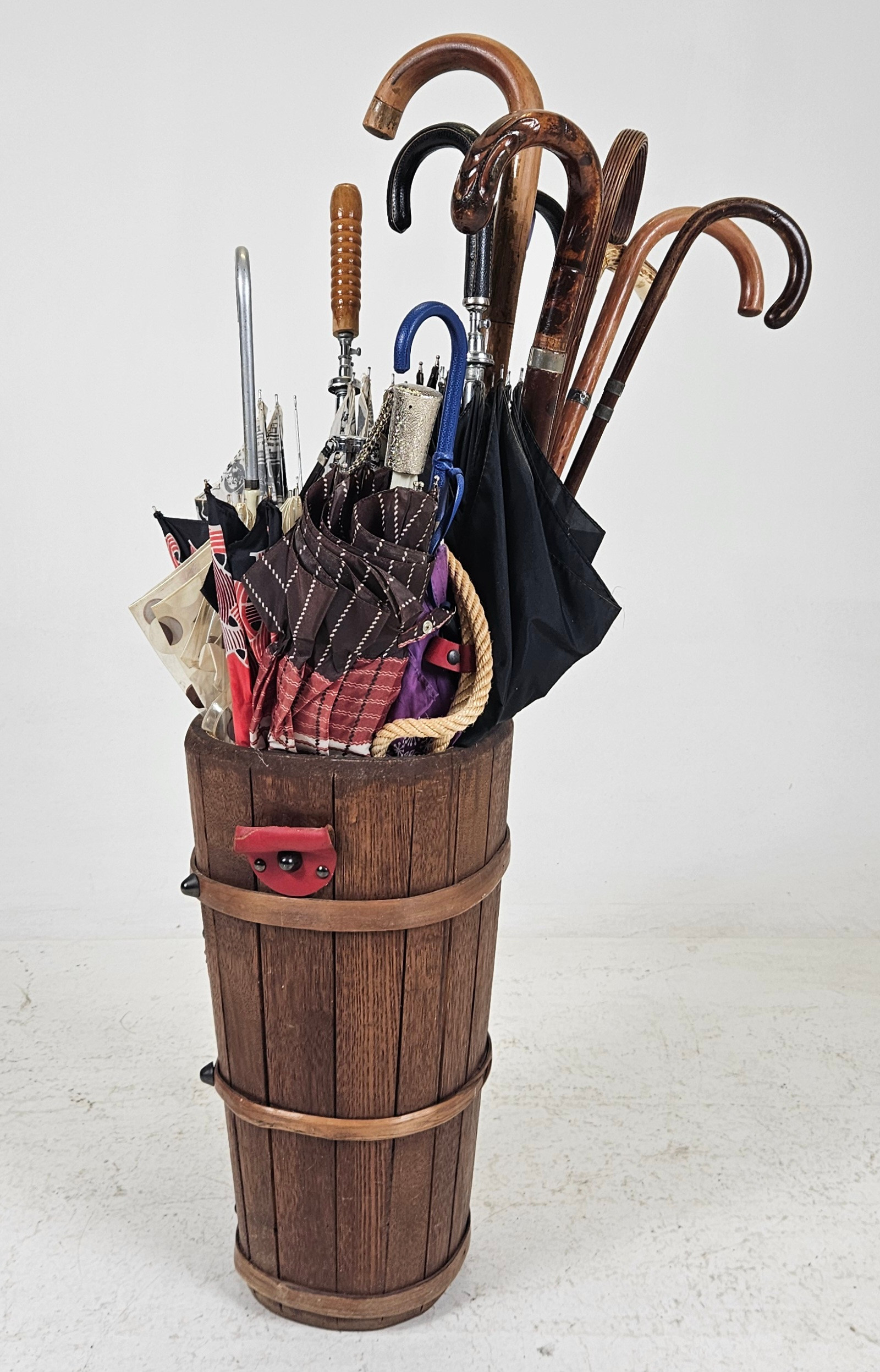 KÄPP-/PARAPLYSTÄLL, med käppar och paraplyer.