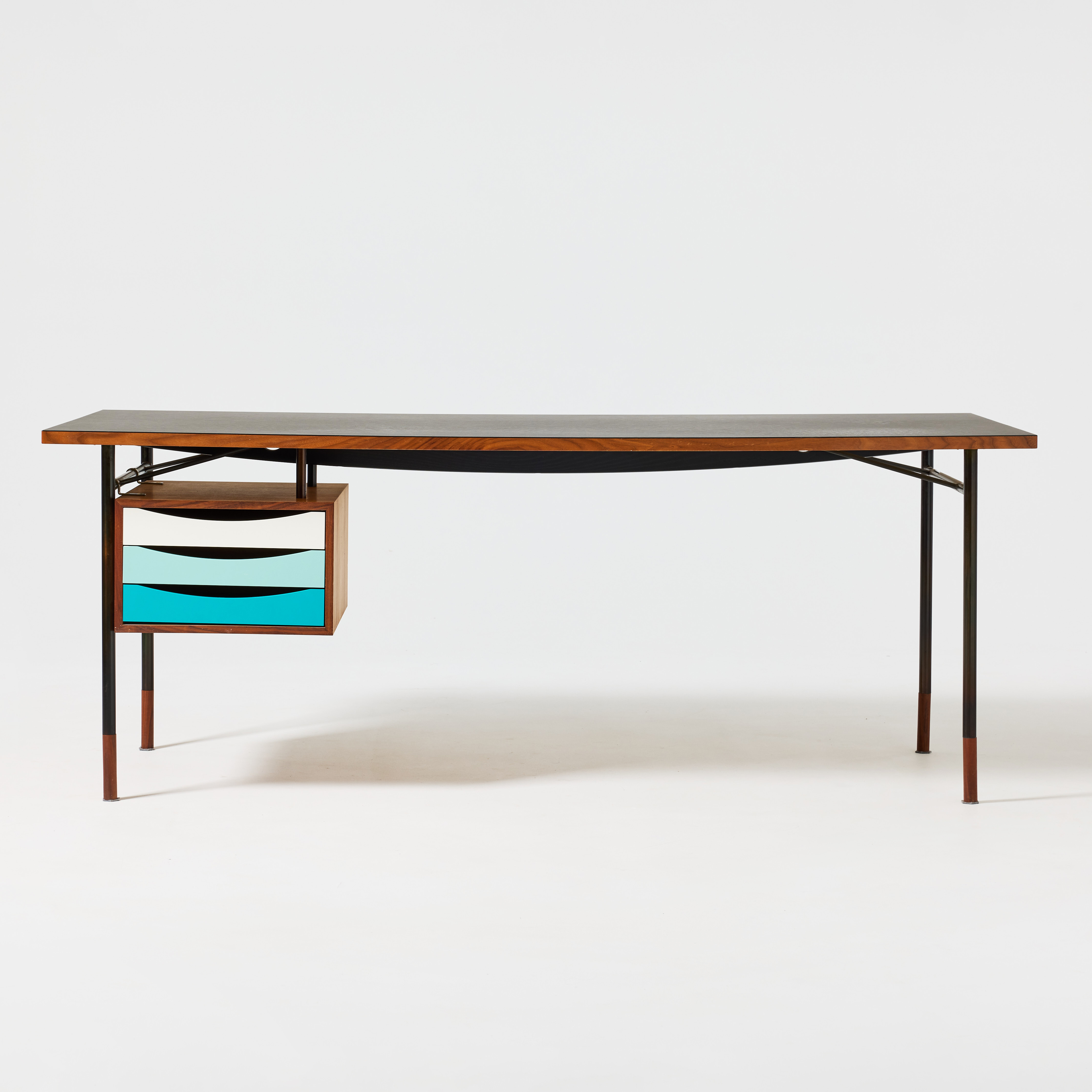 FINN JUHL. “Nyhavn”, skrivbord, Onecollection, Danmark, formgivet 1953, valnöt med skiva i svart linoleum, lådor i vitt och blått.