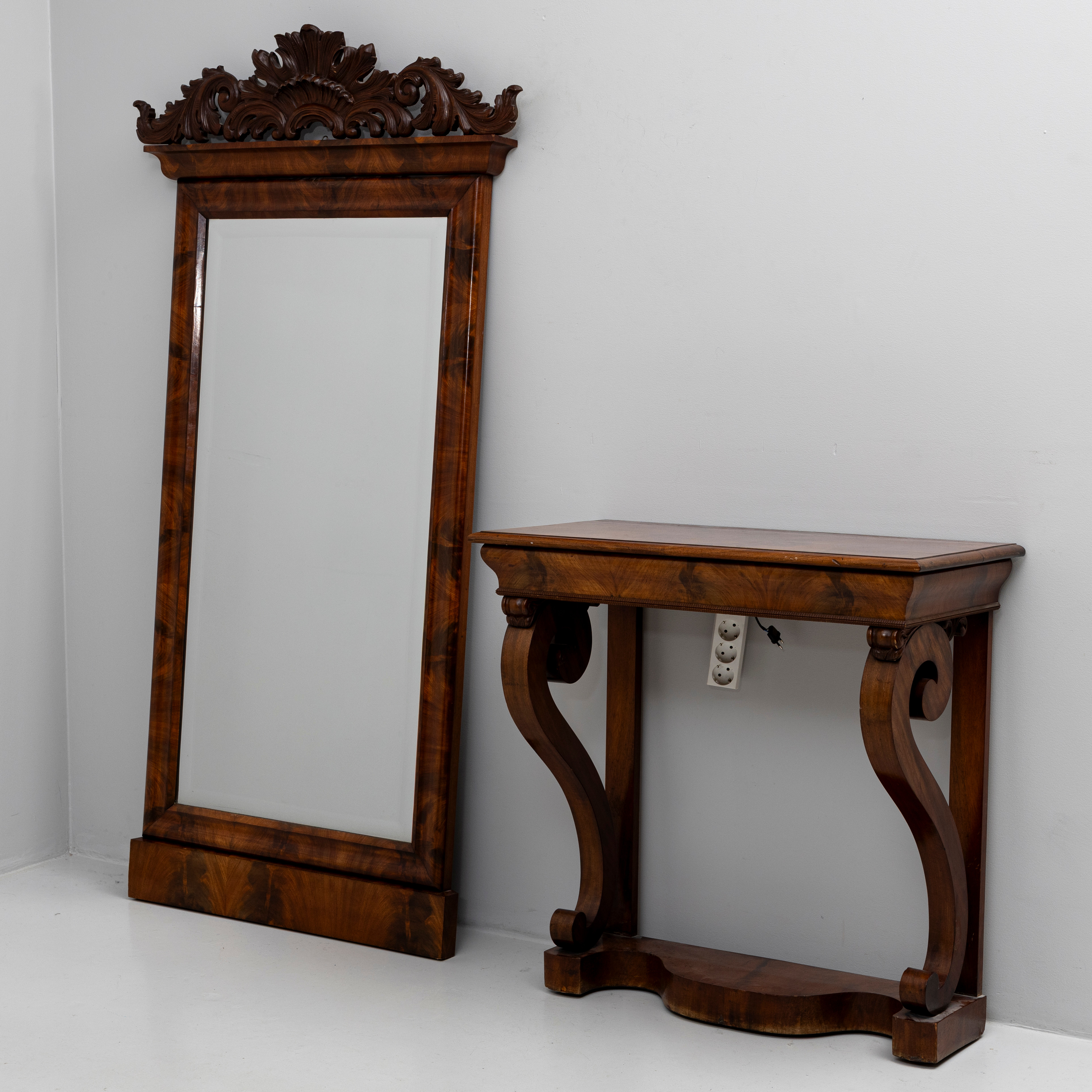 SPEGEL och KONSOLBORD, mahogny, Nyrokoko- 1800-talets första hälft.