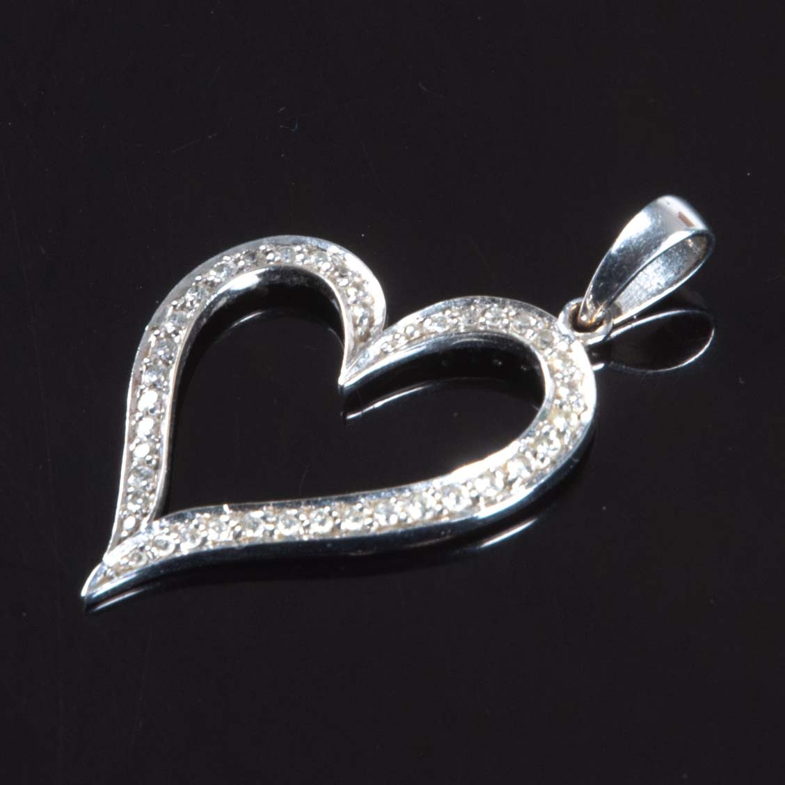 HÄNGE VITGULD. 18K och 0,27ct briljantslipade diamanter. Vikt ca 2,48 gram.