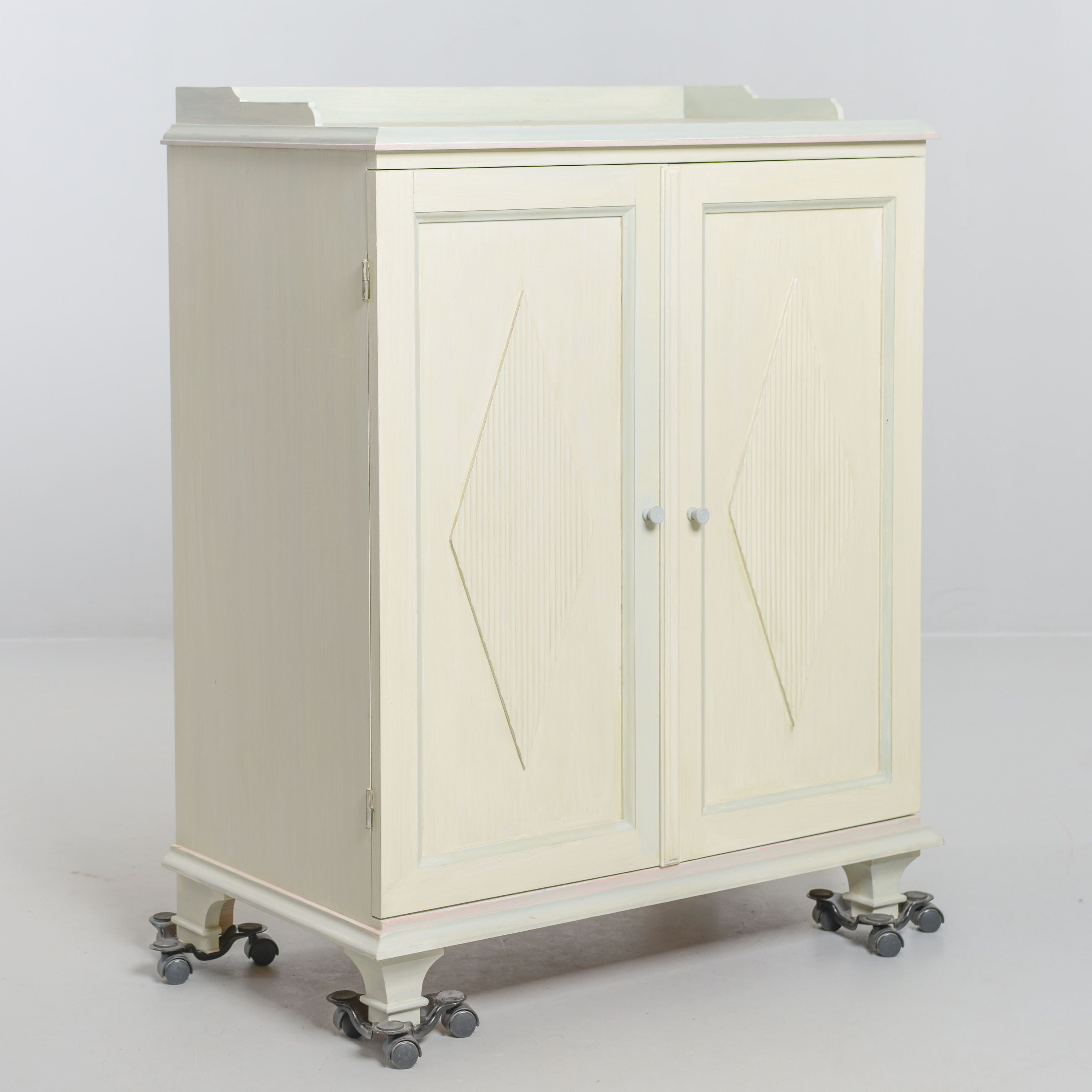 SKÄNK, gustaviansk stil, 1900-talets senare del.