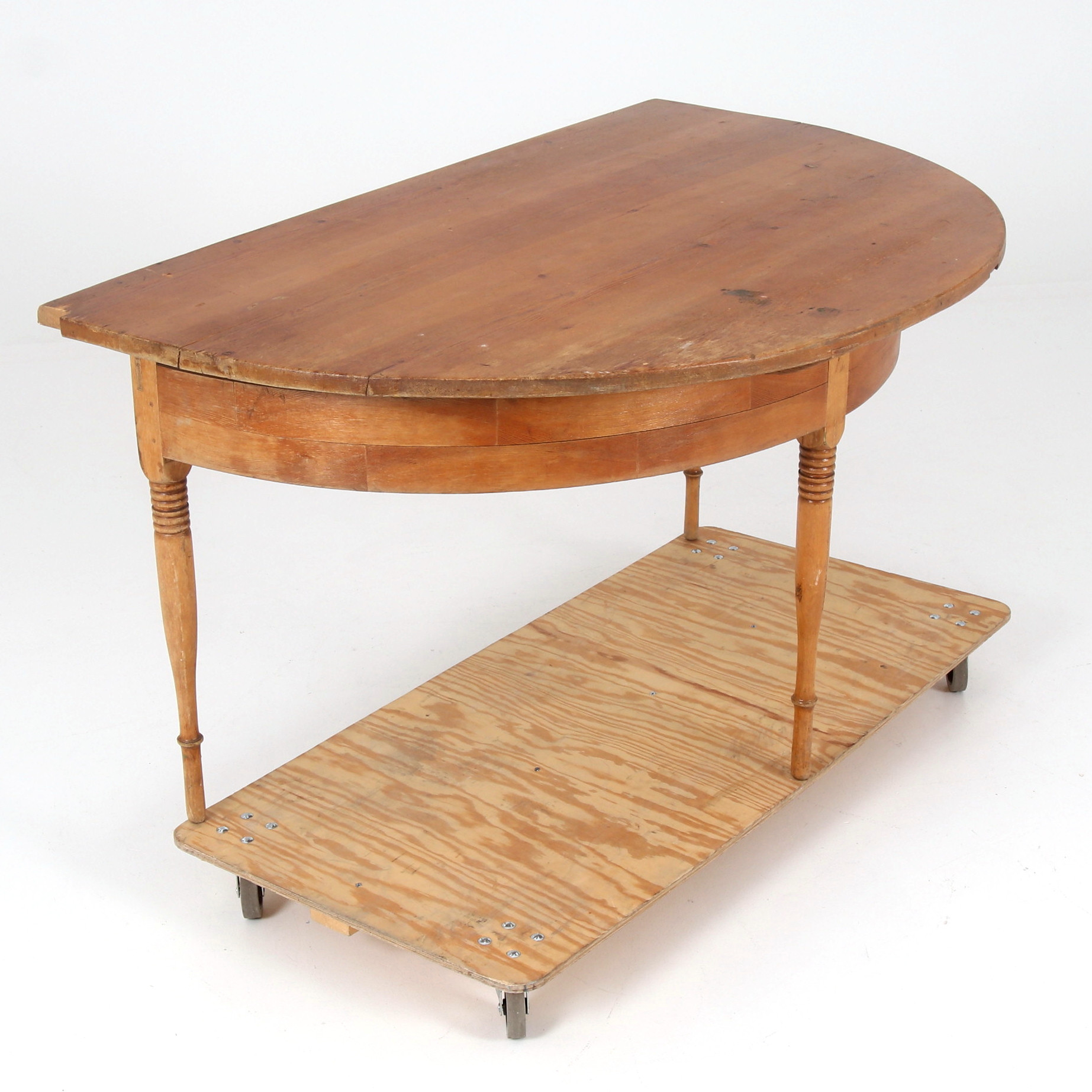 HALVMÅNEBORD, furu. 1900-talets första del.