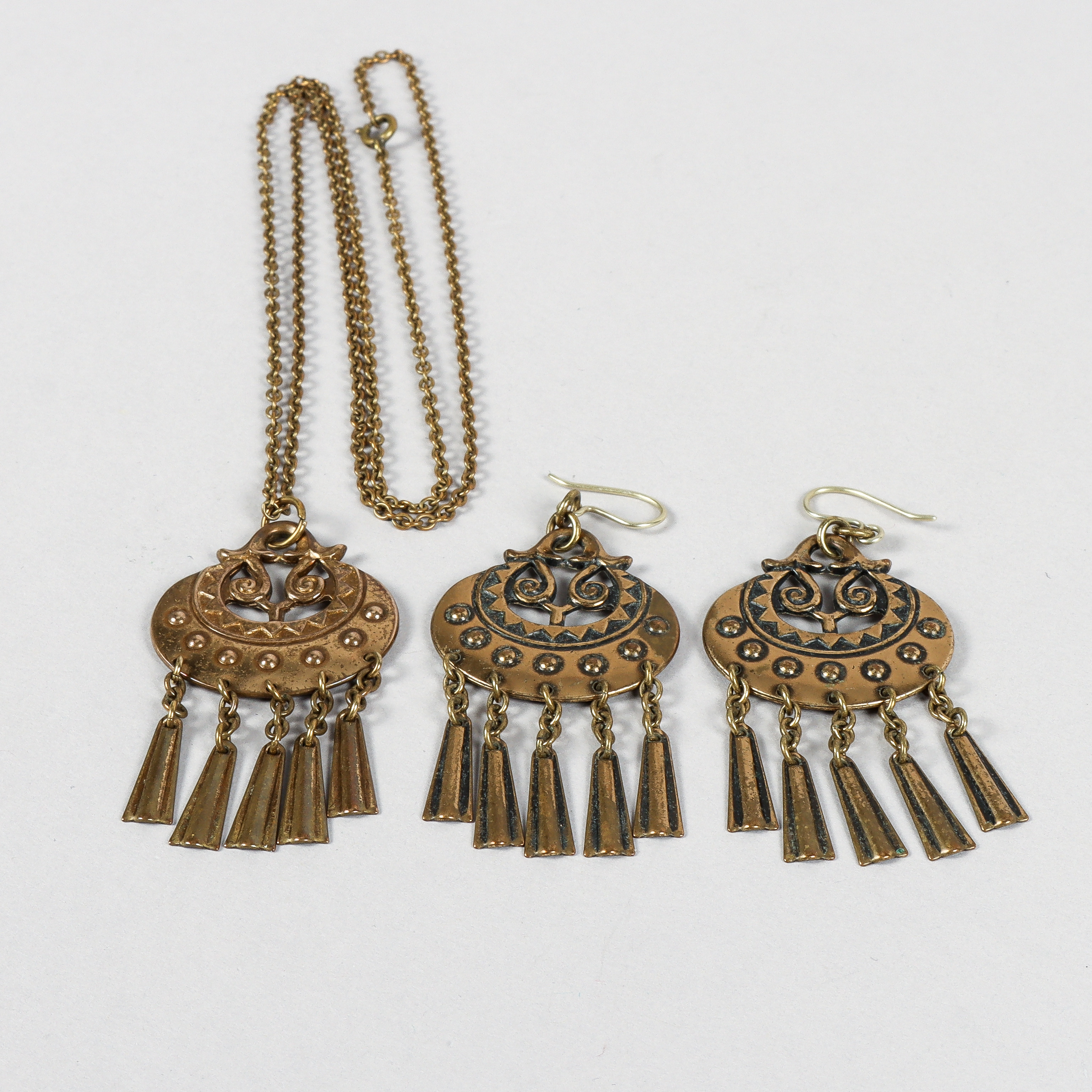 GERMUND PAAER. Smycken, hänge med kedja & örhängen, Brons, "Moon Goddess" kalevala-Koru, Finland.