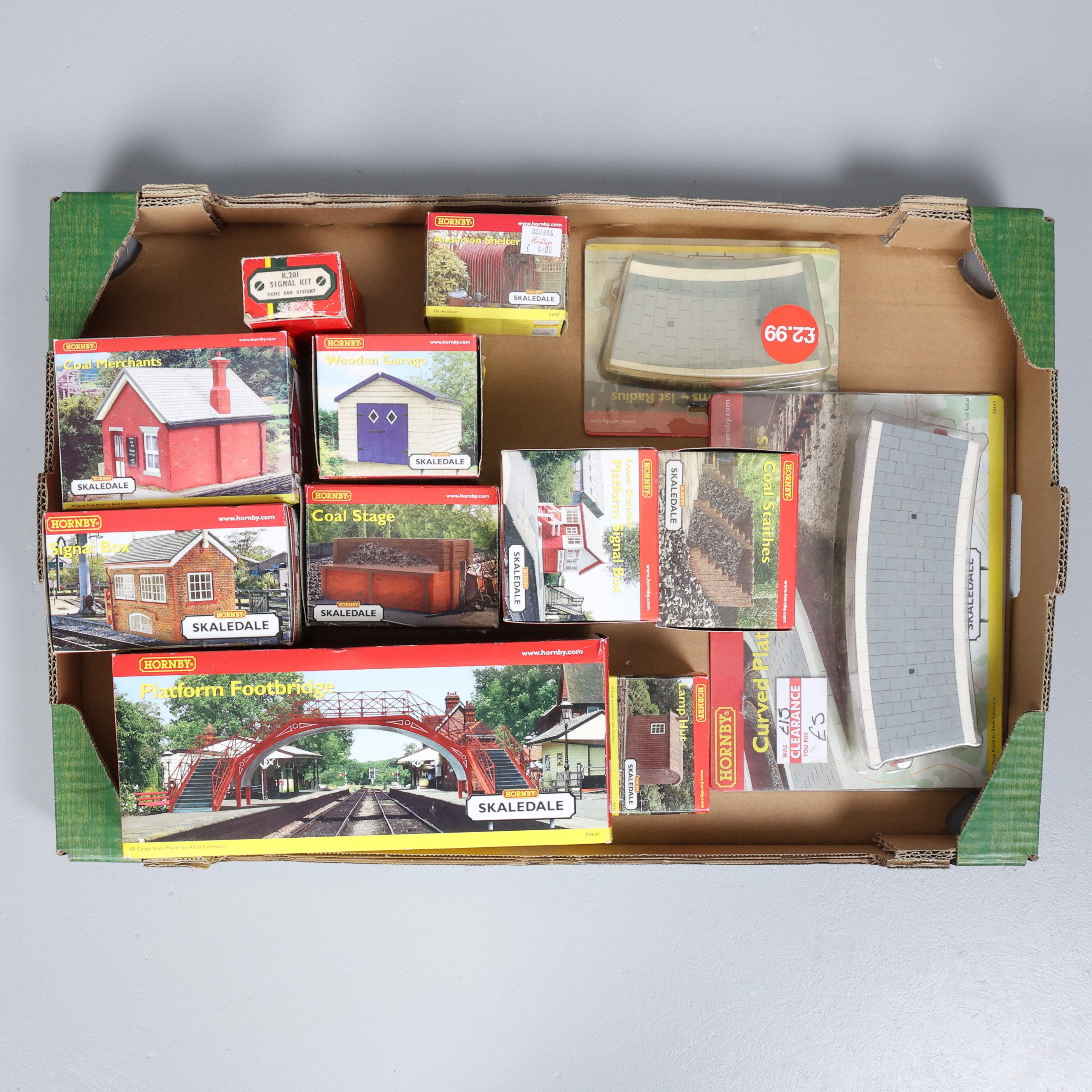 COLLECTION OF BOXED HORNBY SKALEDALE RAILWAY BUILDINGS (12).
