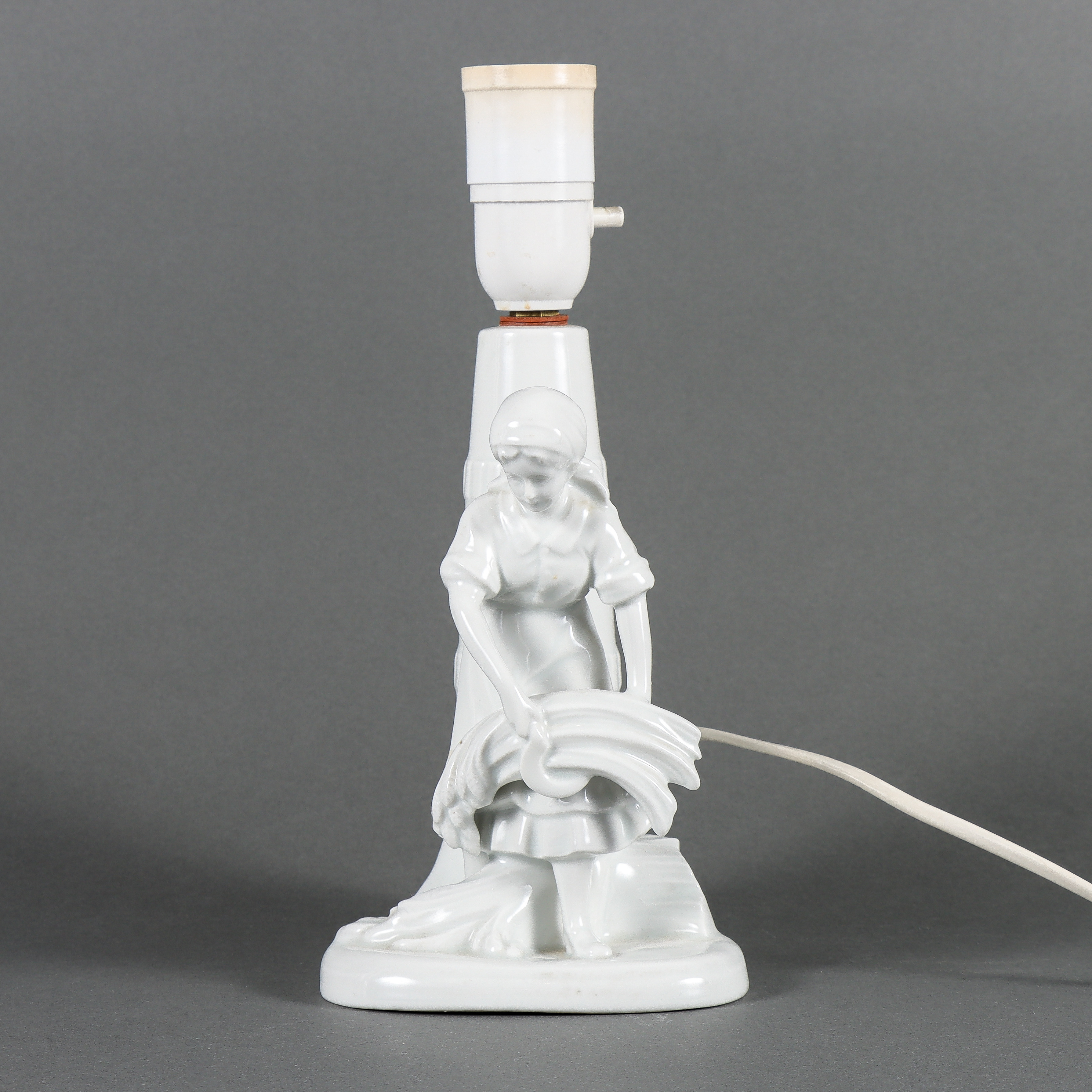 LAMPFOT porslin, med figurin.