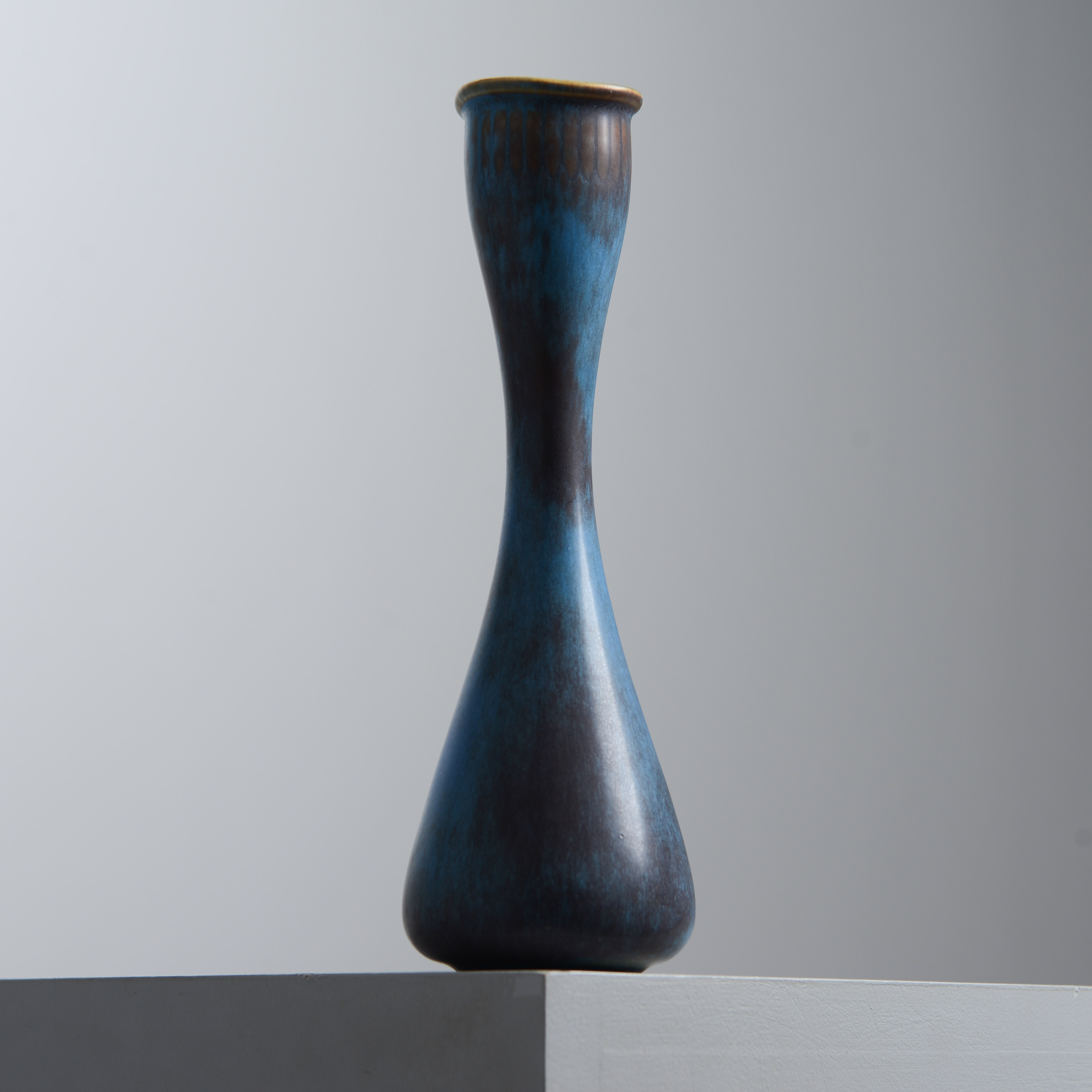 GUNNAR NYLUND. Hänkelvas, modell AUG, Rörstrand, 1950/60-tal.