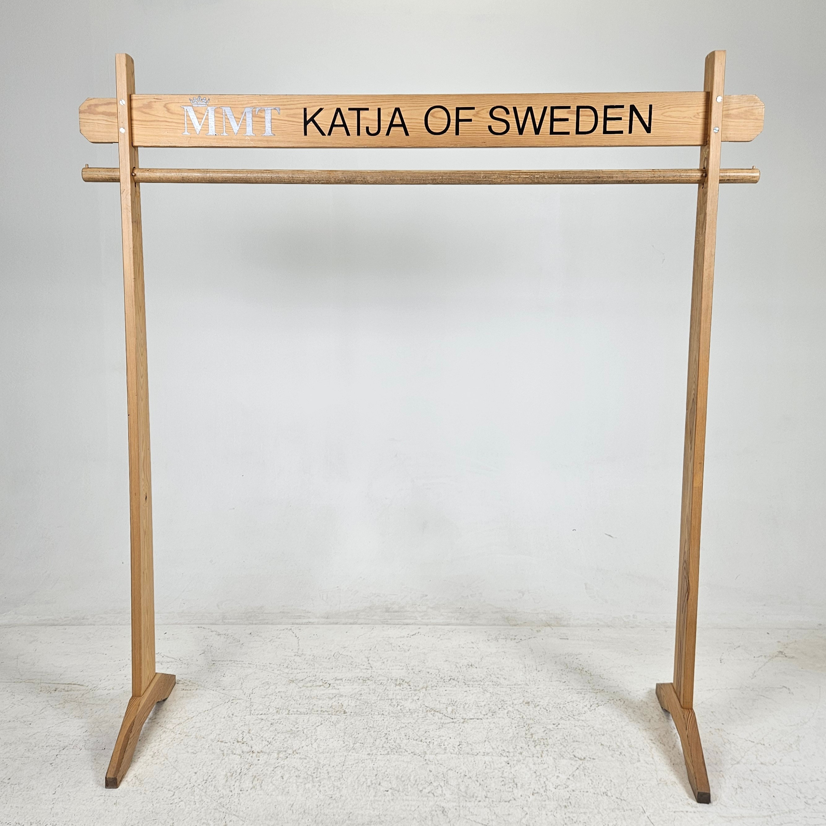 KLÄDSTÄLLNING, furu, "MMT KATJA OF SWEDEN", AB Svensk träfiness, Linköping.