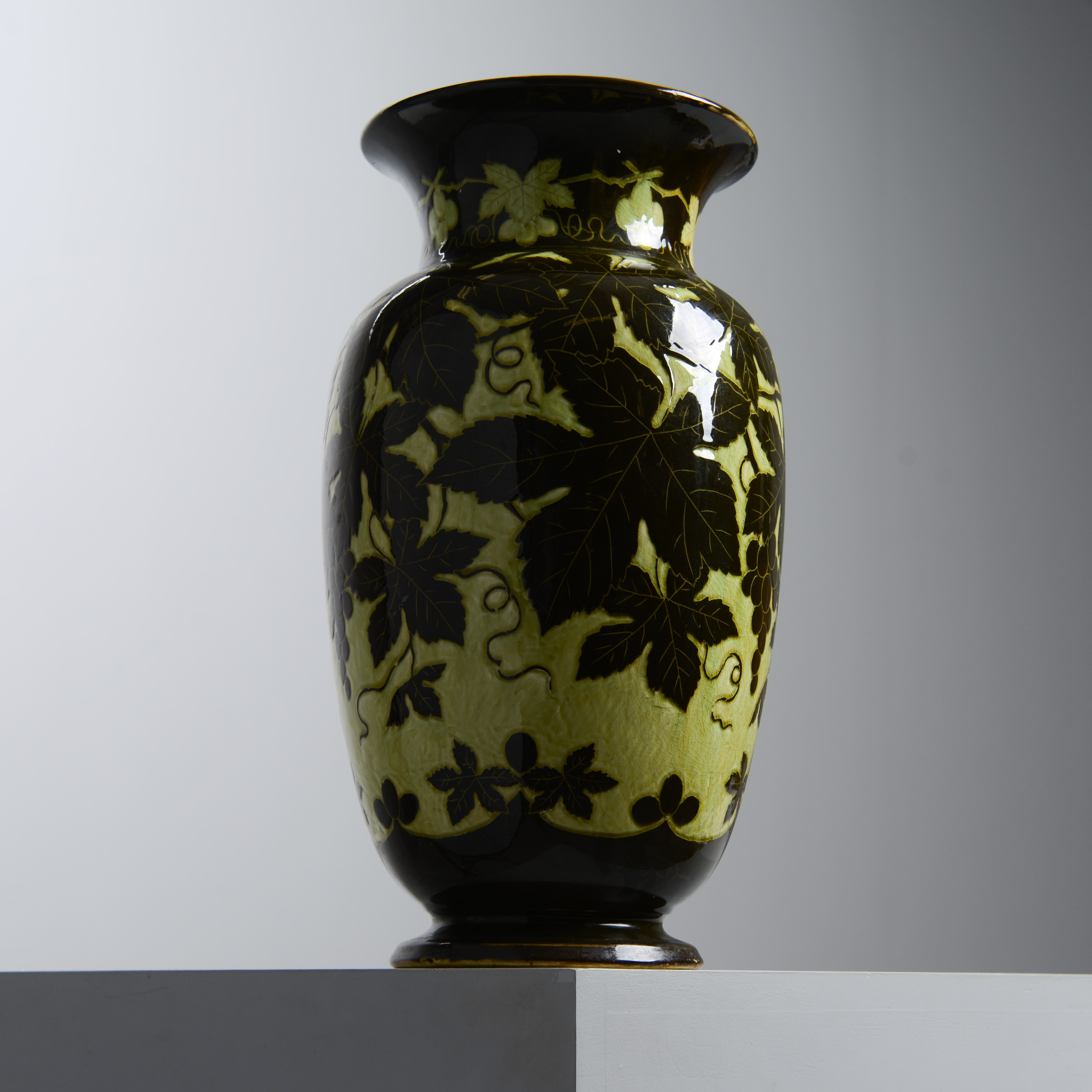 PEDER MÖLLER. Golvvas, art nouveau, Gustavsberg, 1899.