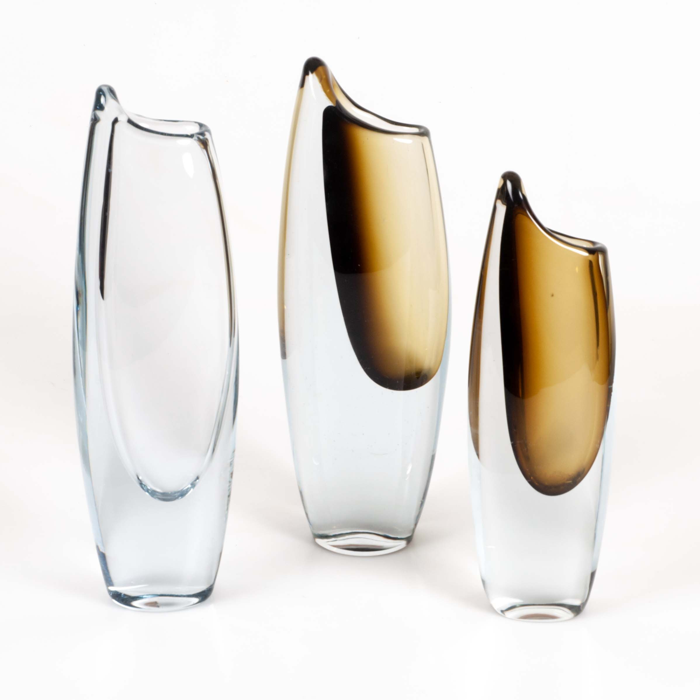 GUNNAR NYLUND. Vas, 3 st, "Hajtand". Strömbergshyttan 1950/60-tal. Klarglas med gulbrunt underfång.