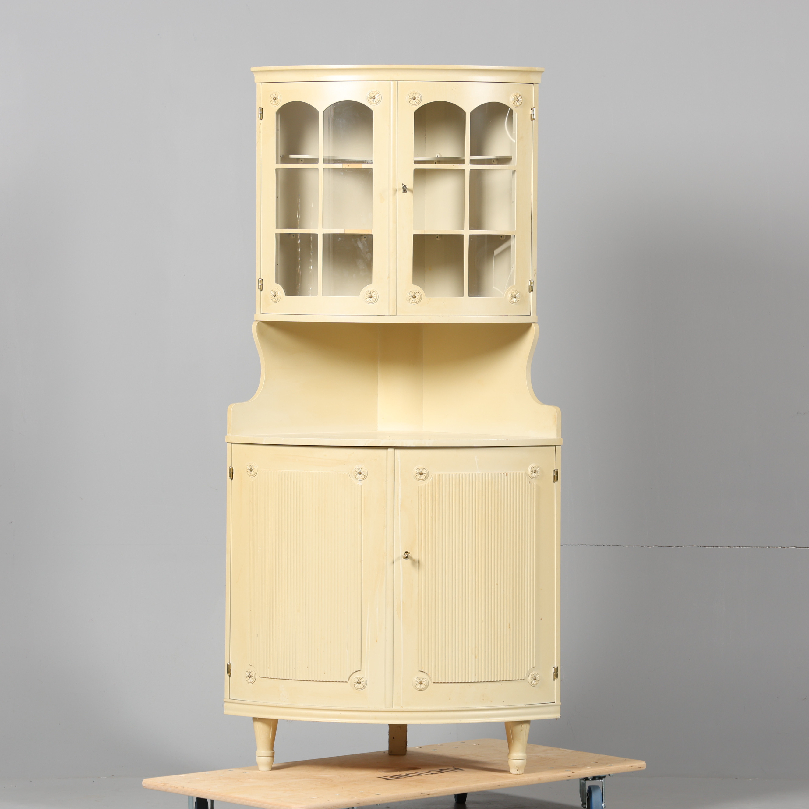 HÖRNSKÅP, Gustaviansk stil, 1900-talets andra hälft.