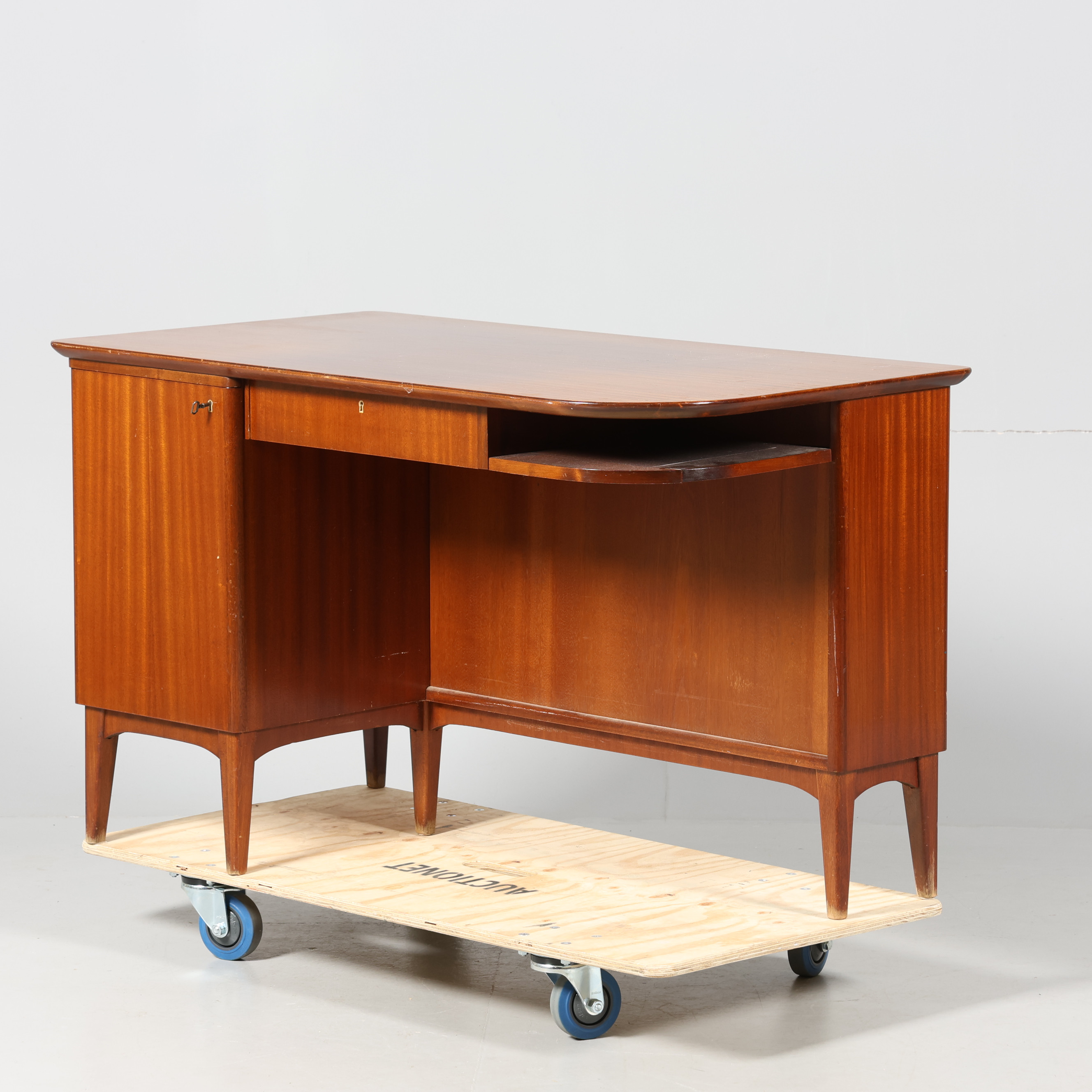 SKRIVBORD med bokhylla, 1900-talets andra hälft.