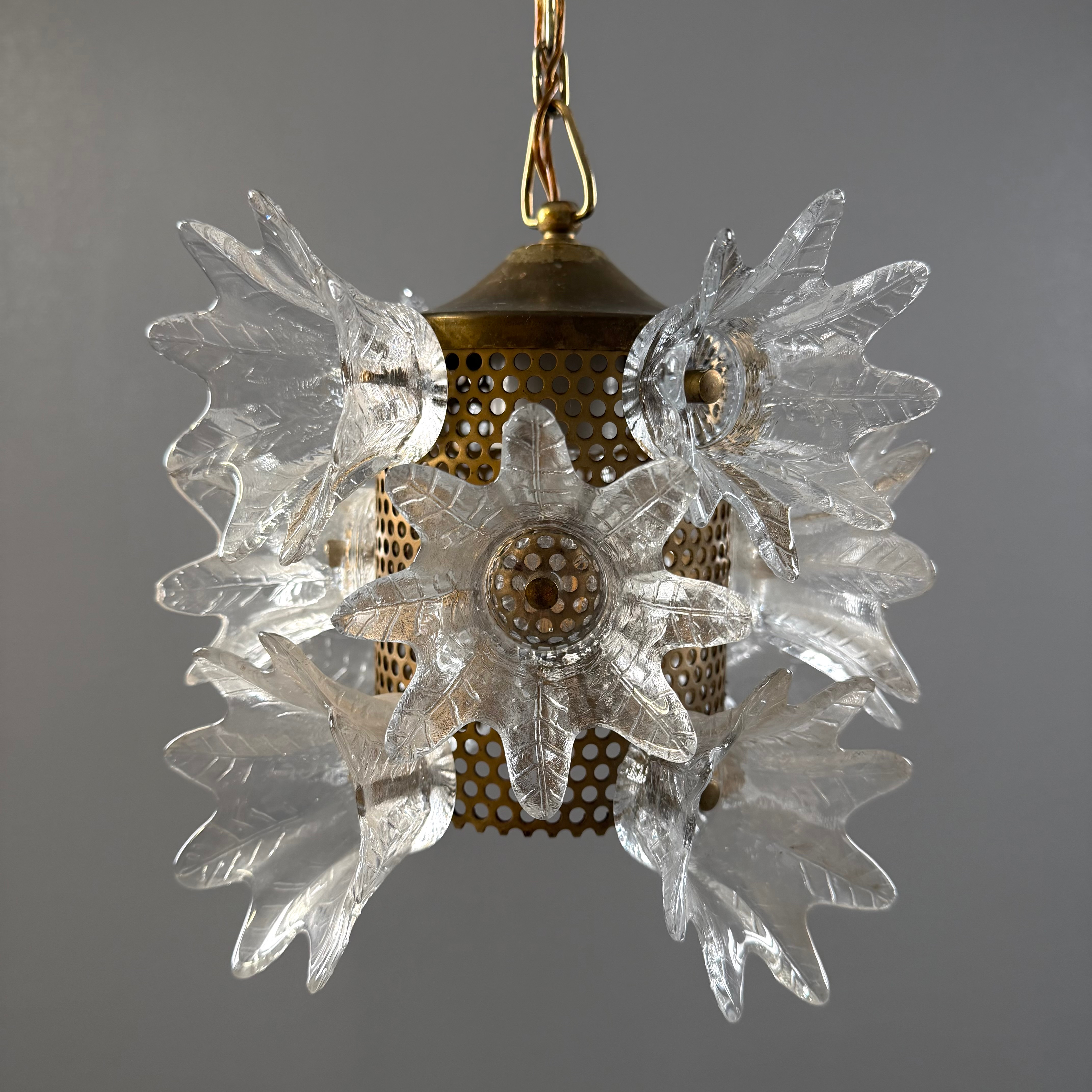 FÖNSTER/ TAKLAMPA, 1900-talets andra hälft, stomme i mässing, dekor av stiliserade blomster i transparant glas.
