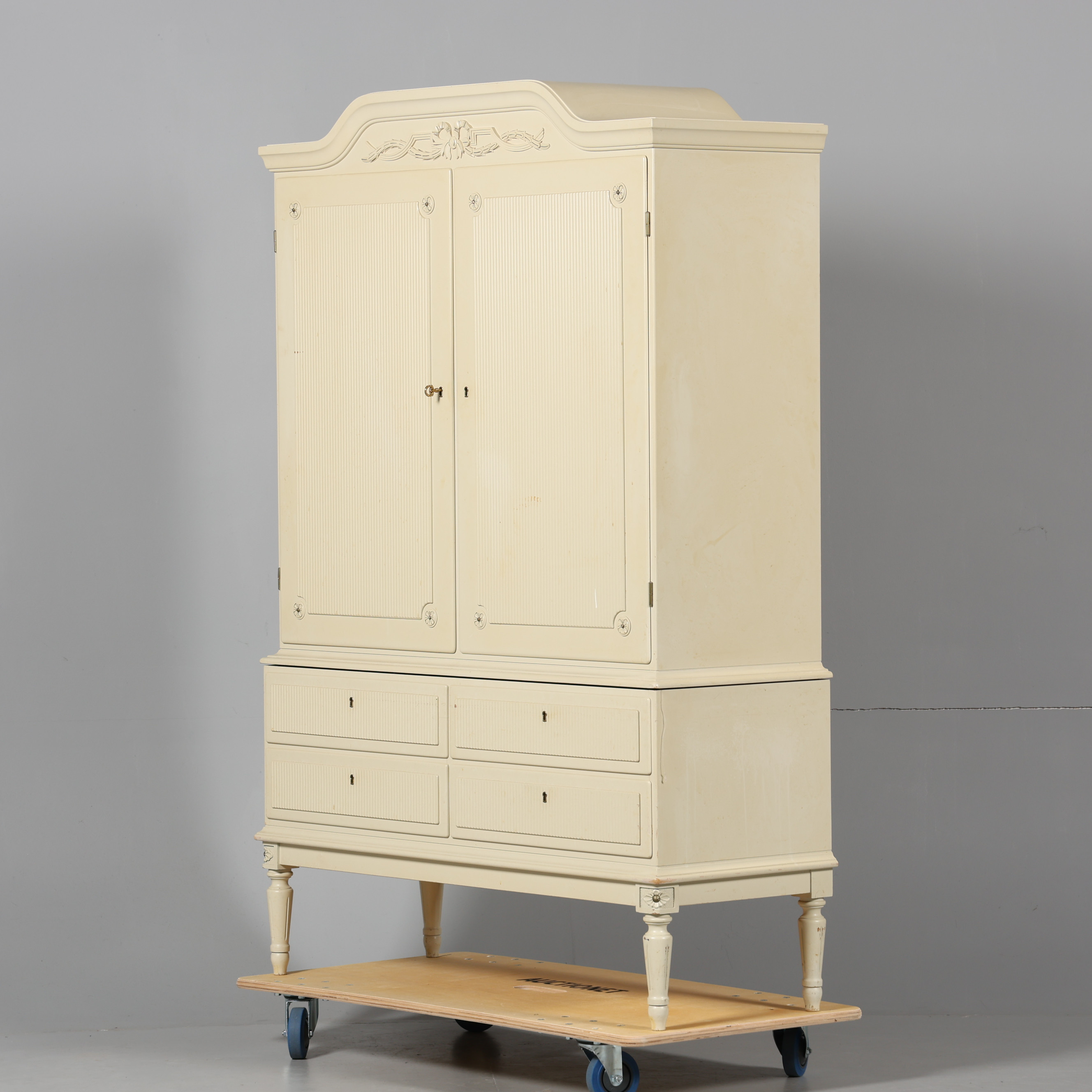 SALSSKÅP, Gustaviansk stil, 1900-talets andra hälft.