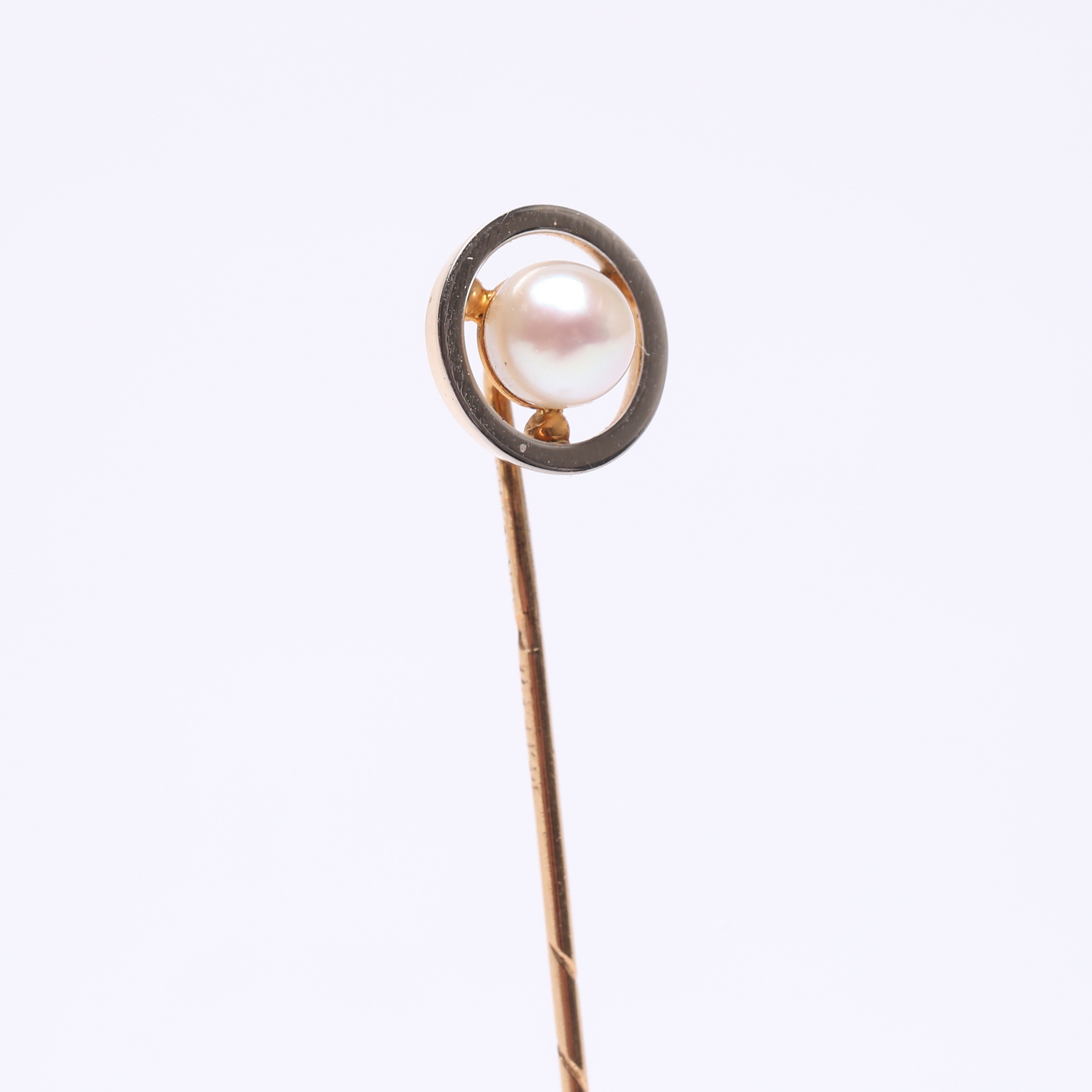 BROSCHNÅL, 18K guld, med pärla, K&EC, vikt ca 1.3gram.