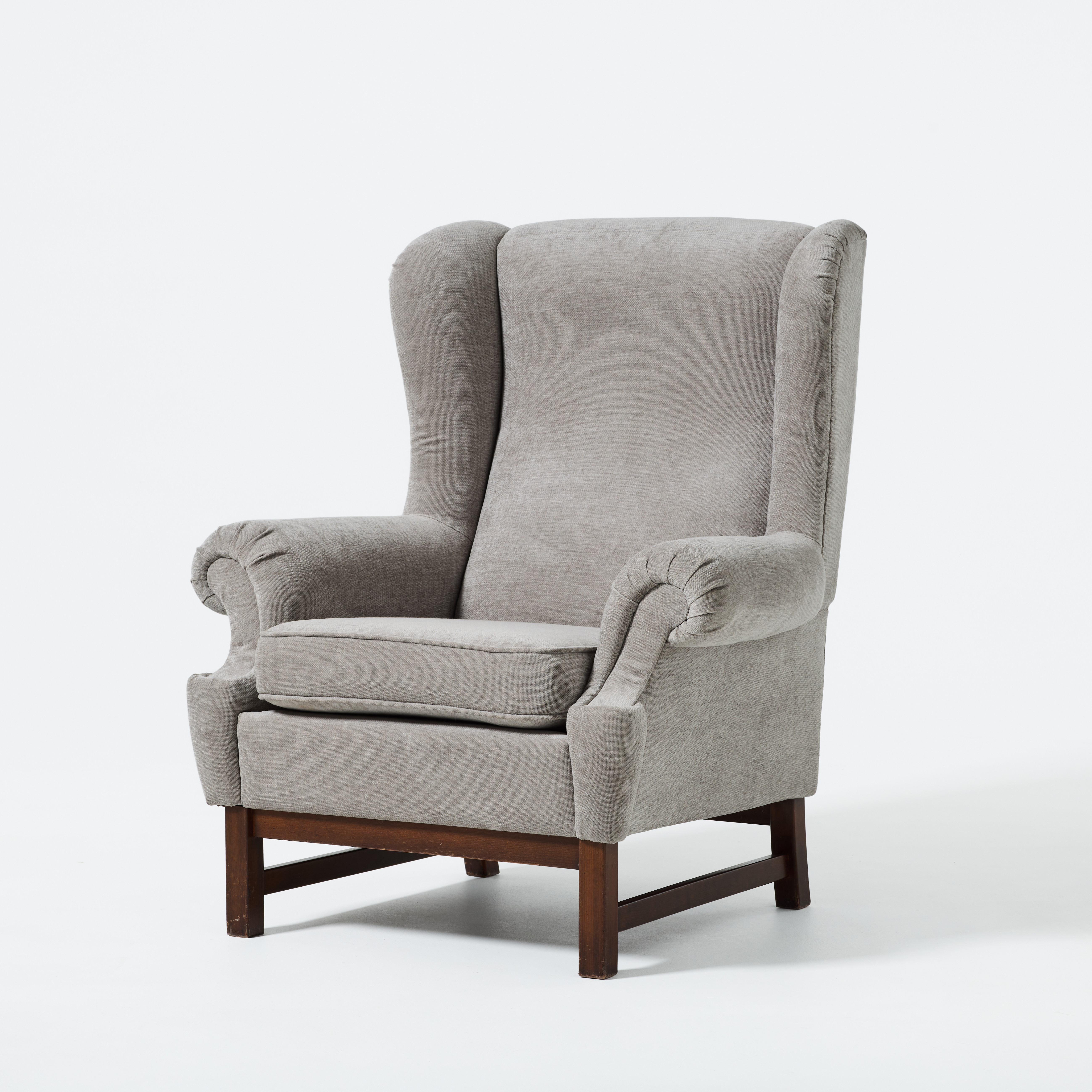 RAGNAR HELSÈN. "Oxford", öronlappsfåtölj, Firma Svenskt Tenn, modellnummer 3543, klädd i grått tyg.