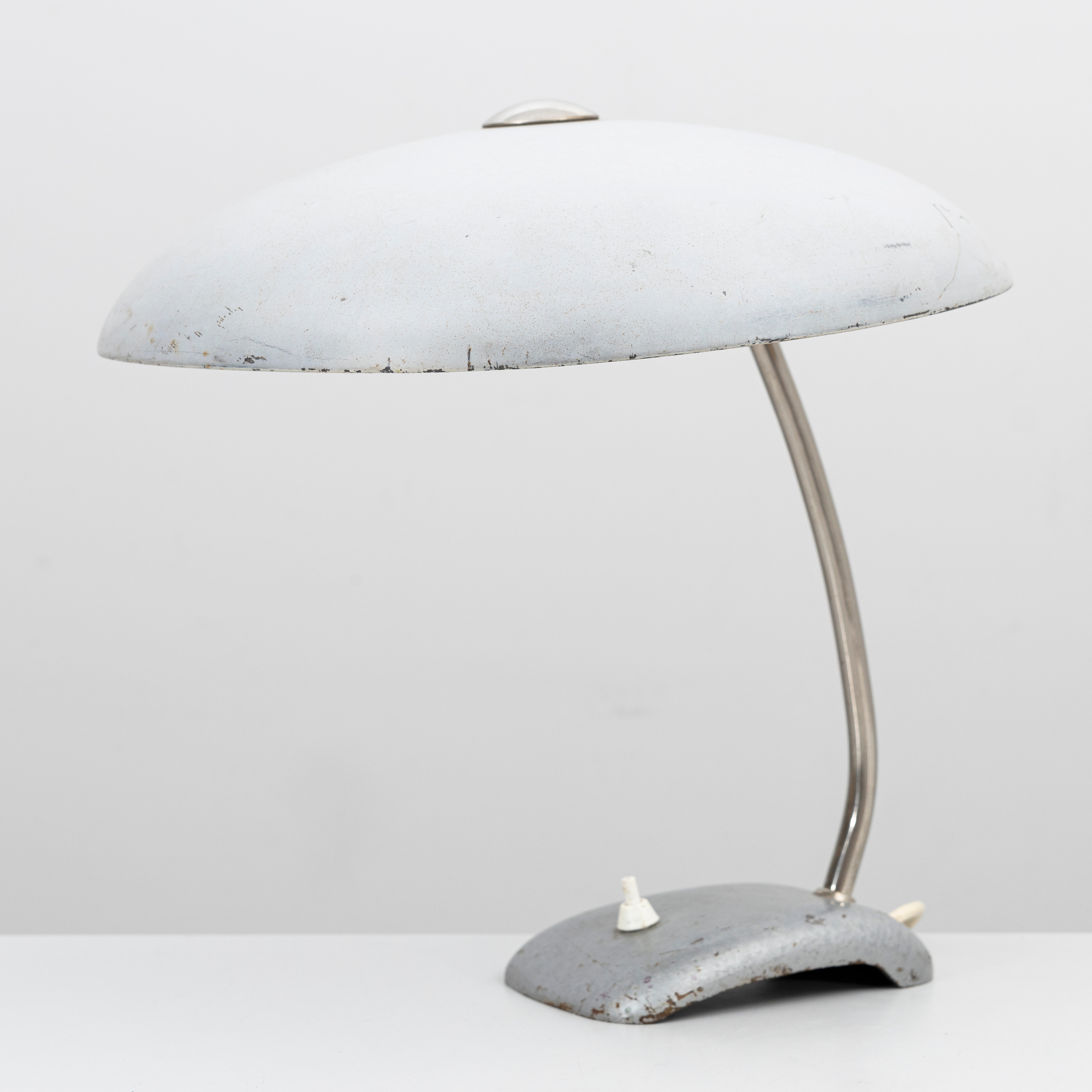 BORDSLAMPA, grå plåt, möjligen designad av Christian Dell, 1930/40-tal.