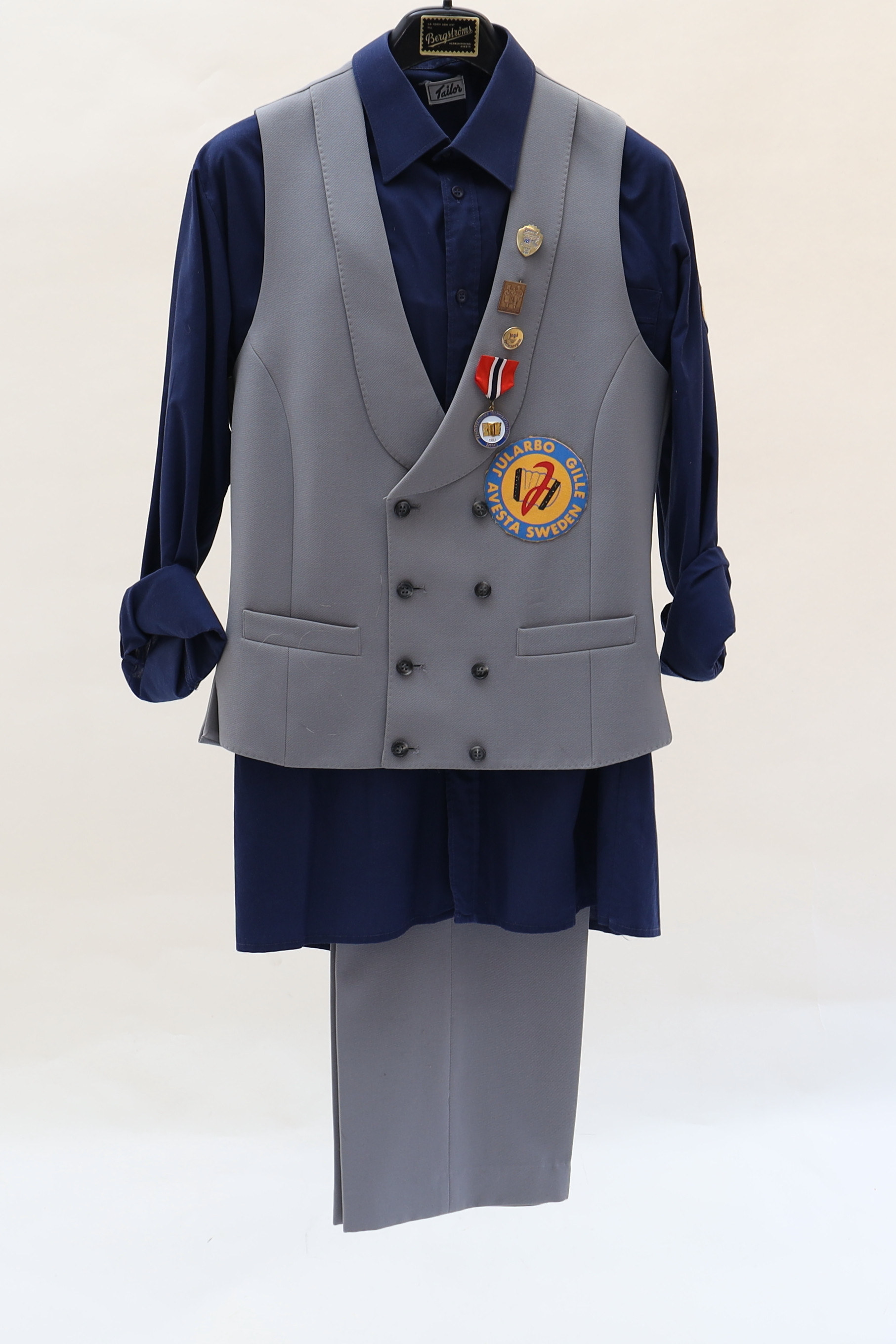 KLÄDER, väst, byxa, skjorta.