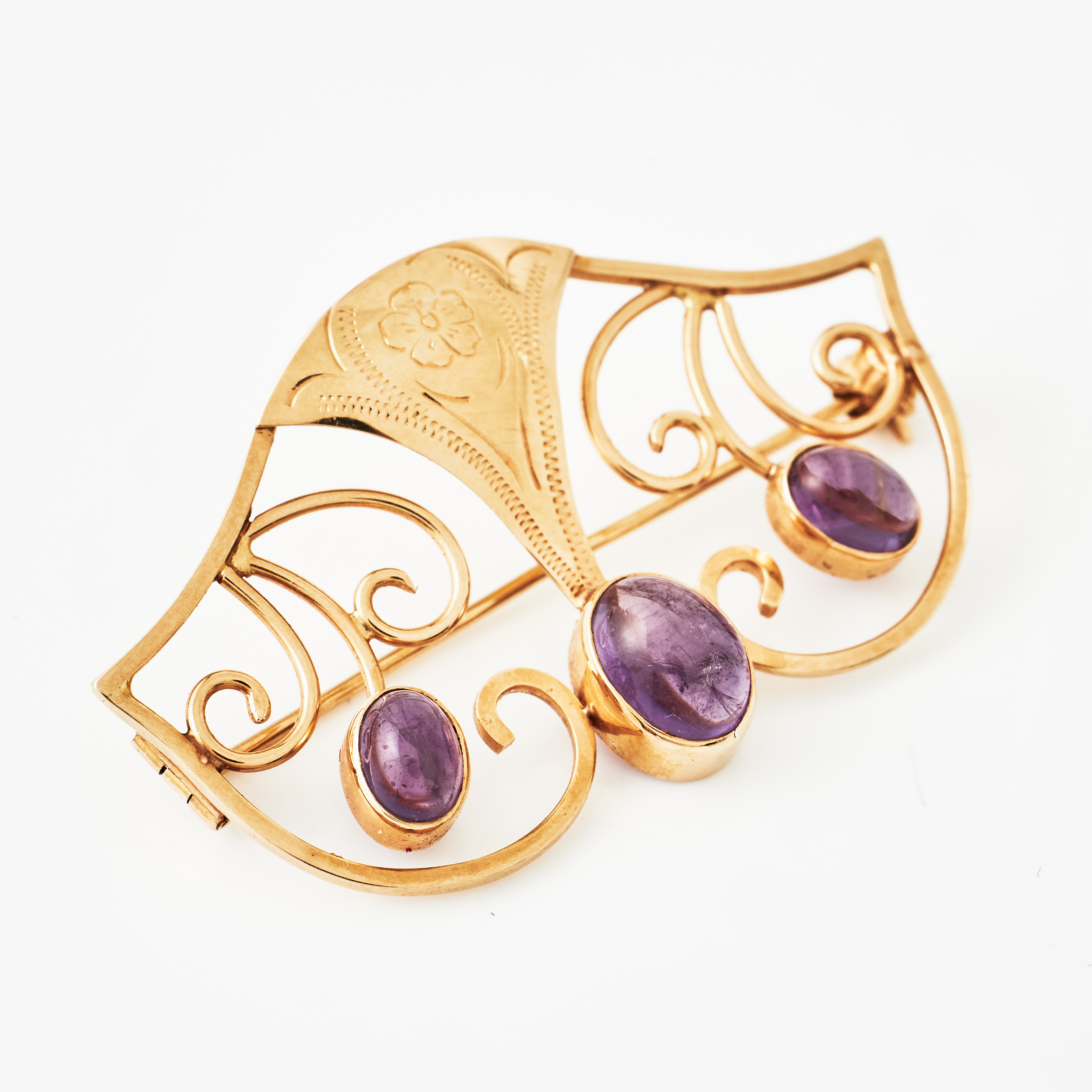 BROSCH, 18 k guld, graverad blomdekor samt 3 cabochonslipade ametister, otydlig mästarstämpel, 1959.