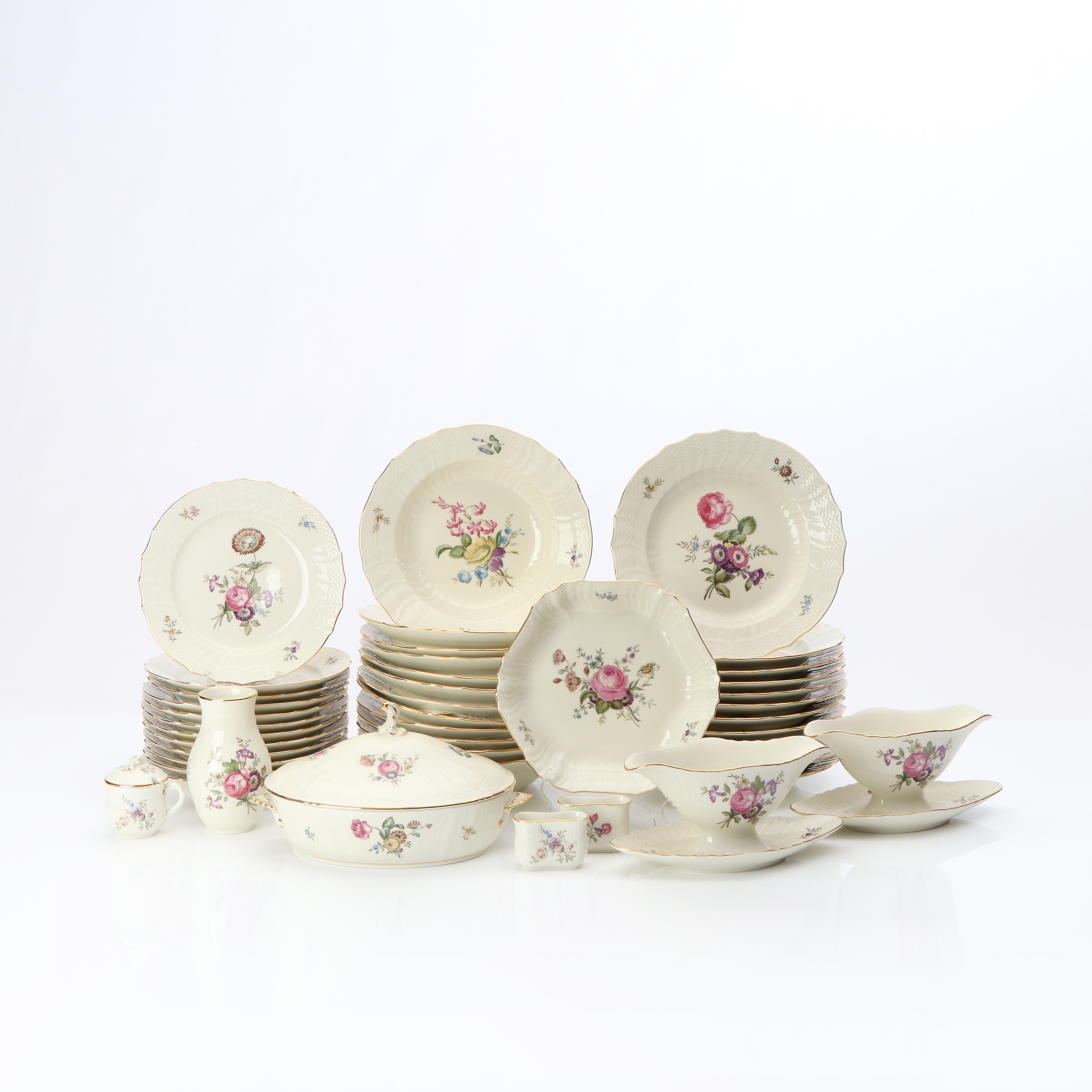 ROYAL COPENHAGEN. MATSERVIS, 74 DELAR. Svagt gultontat porslin med polykrom samt förgylld dekor av blommor.